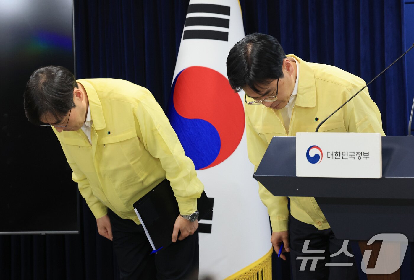 본문 이미지 - 김민재 행정안전부 차관&#40;오른쪽&#41;이 20일 서울 종로구 정부서울청사에서 국가정보자원관리원 행정정보시스템 화재 관련 중앙재난안전대책본부 브리핑에 앞서 고개 숙여 인사하고 있다. 2025.10.20/뉴스1 ⓒ News1 임세영 기자