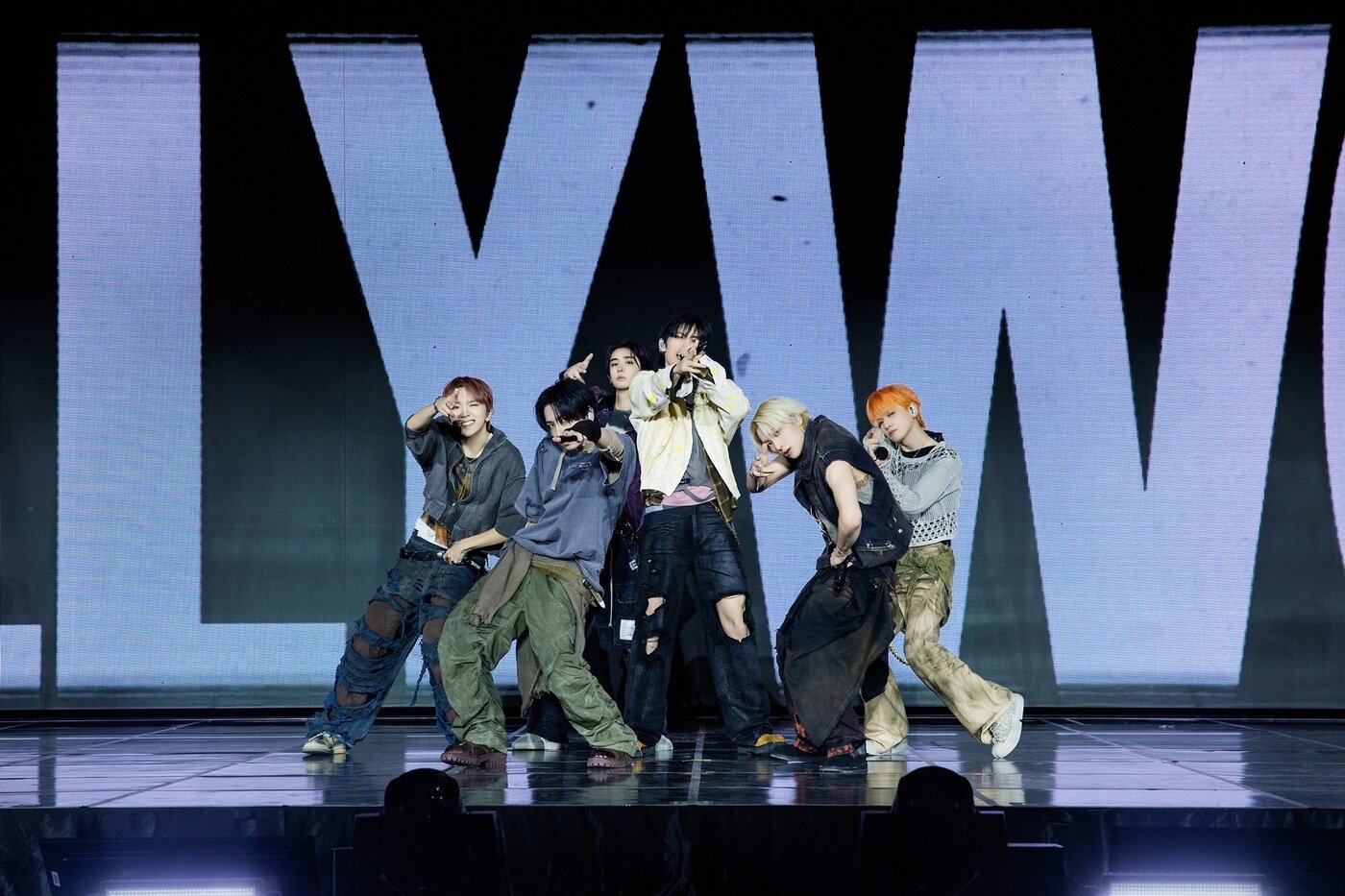 본문 이미지 - 무대를 꾸미는 보이넥스트도어/KOZ 제공