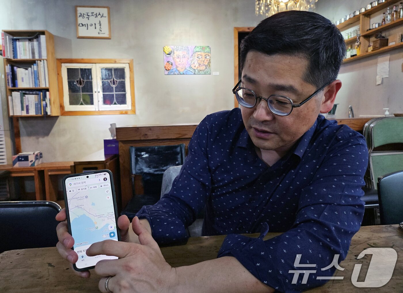 본문 이미지 - 지난 19일 만난 서일권 세상을이어가는끈 상임이사가 캄보디아 지도를 보며 위치적 특성을 설명하고 있다. 2025.10.20/뉴스1 ⓒ News1 이수민 기자