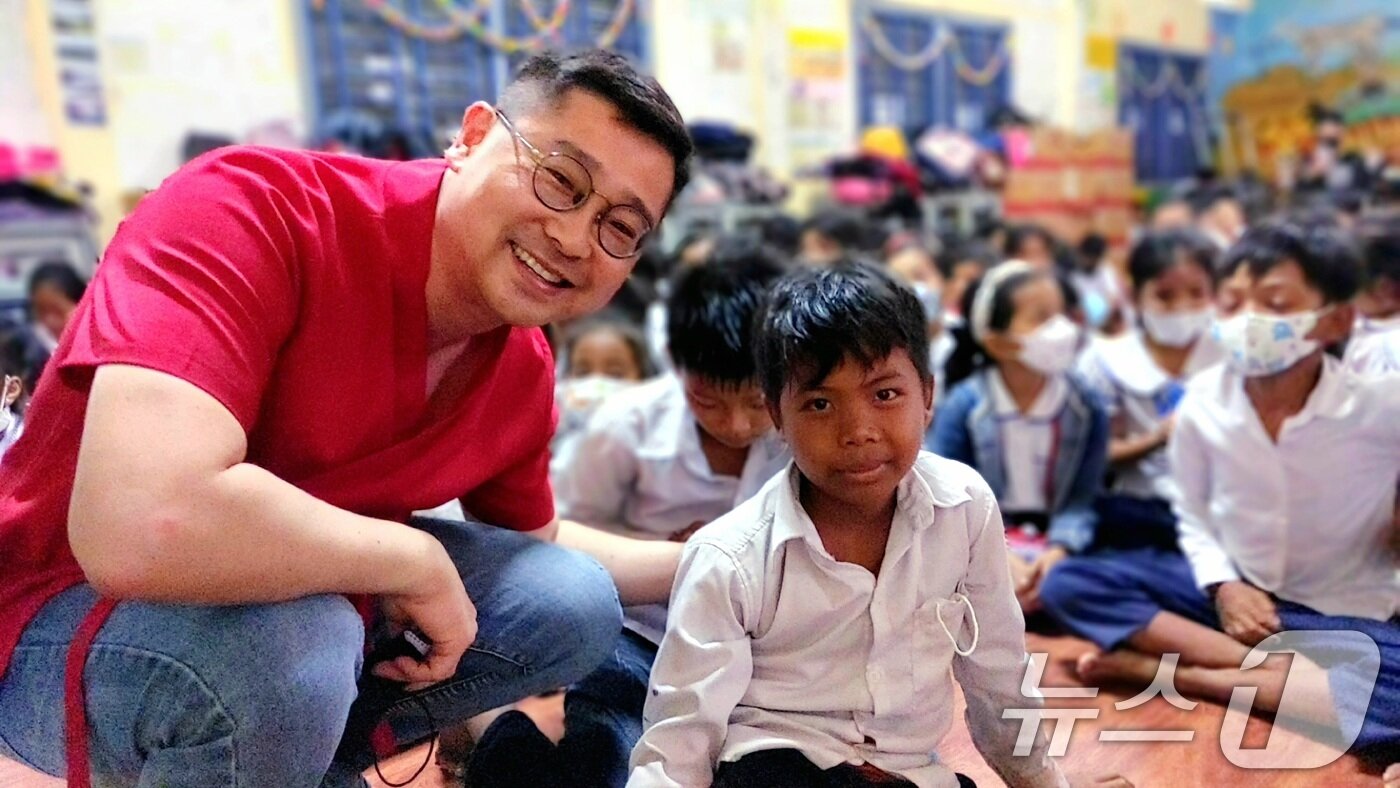 본문 이미지 - 서일권 세상을이어가는끈 상임이사가 캄보디아에서 현지 아이들과 찍은 사진. 서 씨는 지난 12일까지 캄보디아 깹&#40;KEP&#41; 지역에서 봉사활동을 다녀왔다. &#40;서일권 씨 제공. 재판매 및 DB금지&#41; 2025.10.20/뉴스1 ⓒ News1 이수민 기자