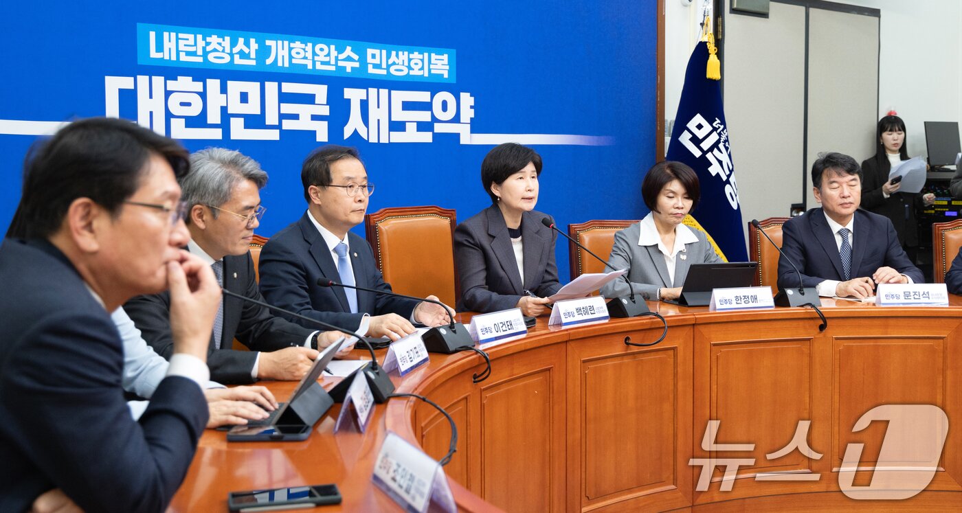 본문 이미지 - 백혜련 더불어민주당 사법개혁 특별위원장이 20일 서울 여의도 국회에서 사법개혁특별위원회 사법개혁안 발표를 하고 있다. 2025.10.20/뉴스1 ⓒ News1 이승배 기자