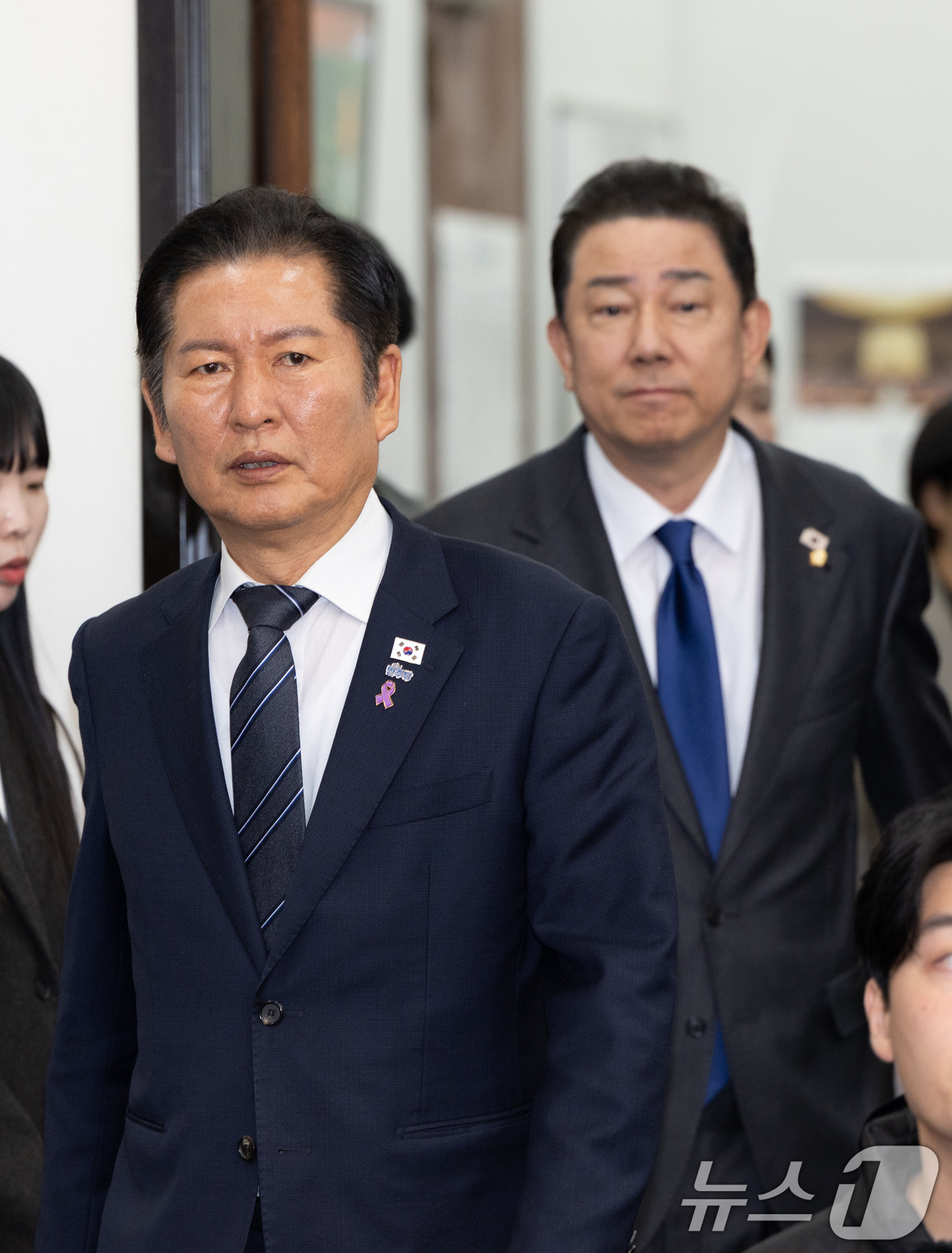 (서울=뉴스1) 이승배 기자 = 정청래 더불어민주당 대표가 20일 서울 여의도 국회에서 사법개혁특별위원회 사법개혁안 발표를 위해 김병기 원내대표와 함께 회의실로 들어서고 있다. 2 …