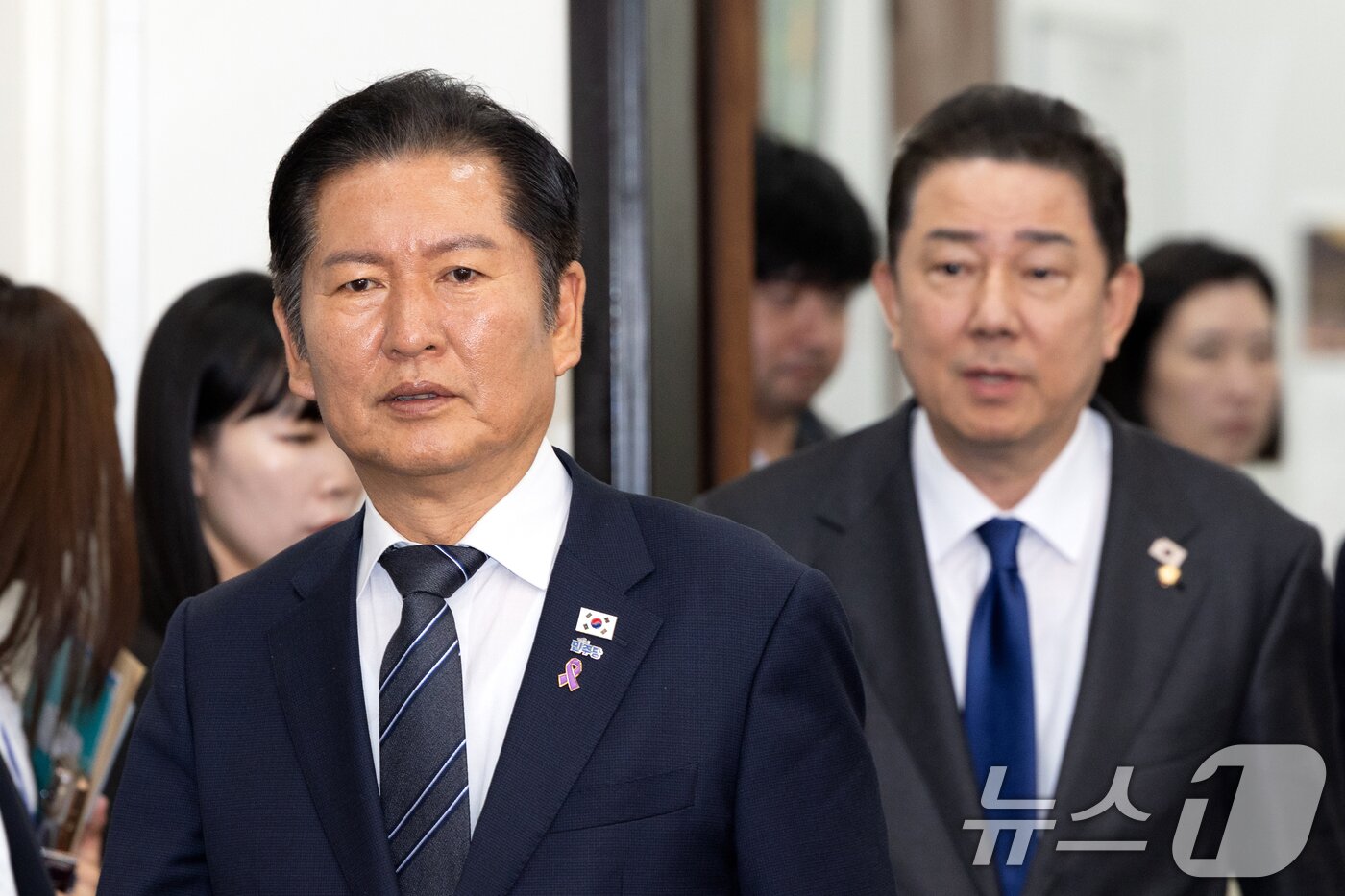 본문 이미지 - 정청래 더불어민주당 대표가 20일 서울 여의도 국회에서 사법개혁특별위원회 사법개혁안 발표를 위해 김병기 원내대표와 함께 회의실로 들어서고 있다. 2025.10.20/뉴스1 ⓒ News1 이승배 기자