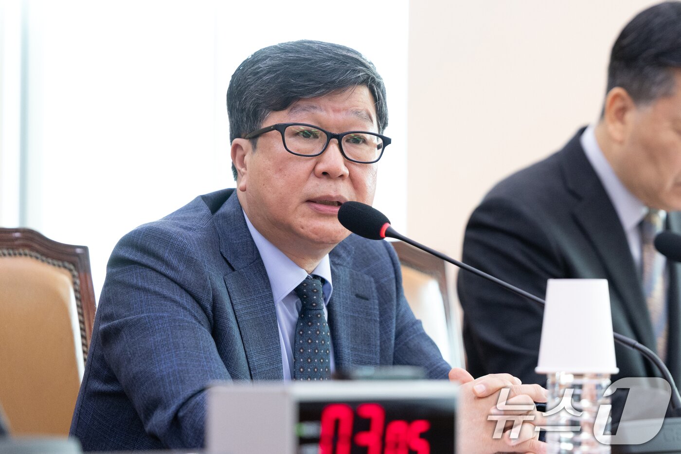 본문 이미지 - 편장완 한국예술종합학교 총장이 20일 서울 여의도 국회에서 열린 문화체육관광위원회 사행산업통합감독위원회 등에 대한 국정감사에 출석해 안경을 고쳐쓰고 있다. 2025.10.20/뉴스1 ⓒ News1 이승배 기자