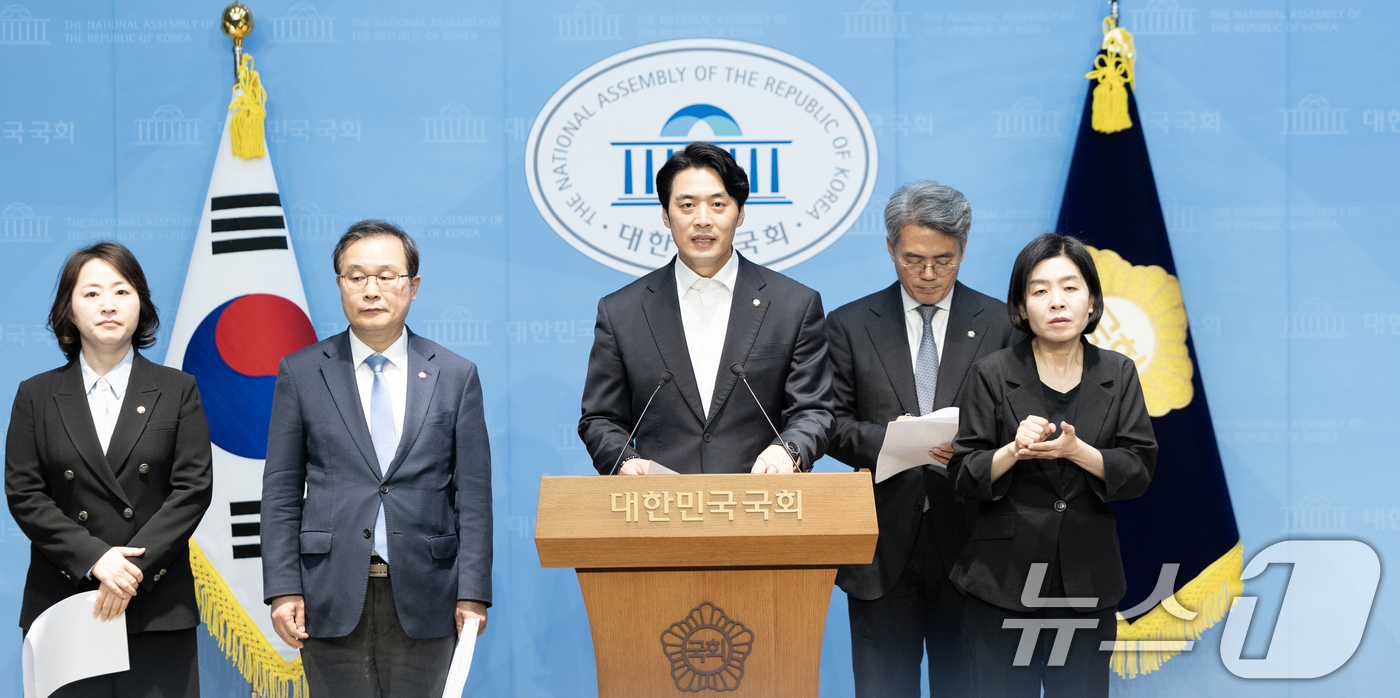 (서울=뉴스1) 이승배 기자 = 한준호 더불어민주당 정치검찰조작기소대응특별위원장이 20일 서울 여의도 국회에서 대장동 사건 기소 관련 기자회견을 하고 있다. 2025.10.20/뉴 …