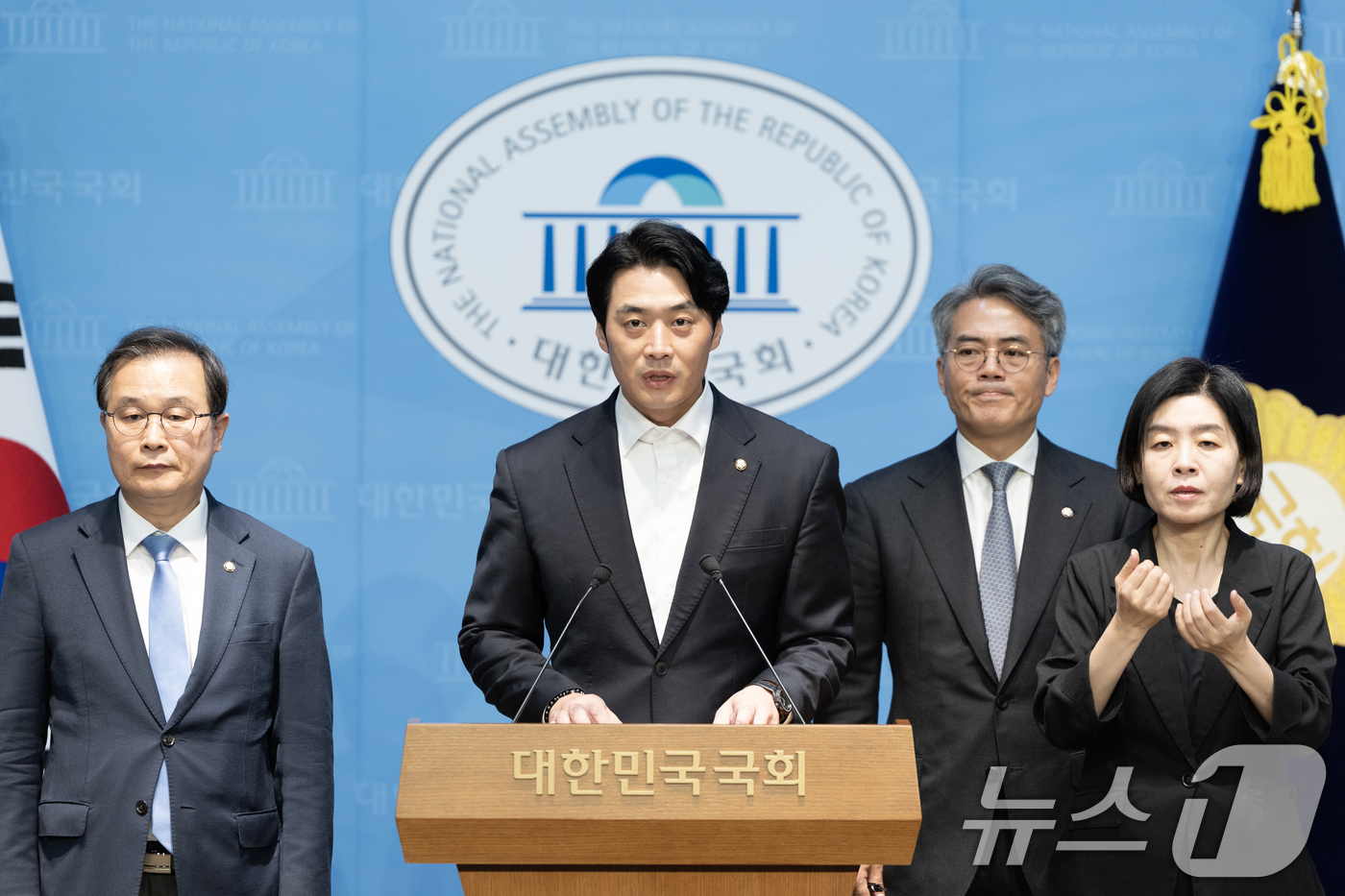 (서울=뉴스1) 이승배 기자 = 한준호 더불어민주당 정치검찰조작기소대응특별위원장이 20일 서울 여의도 국회에서 대장동 사건 기소 관련 기자회견을 하고 있다. 2025.10.20/뉴 …