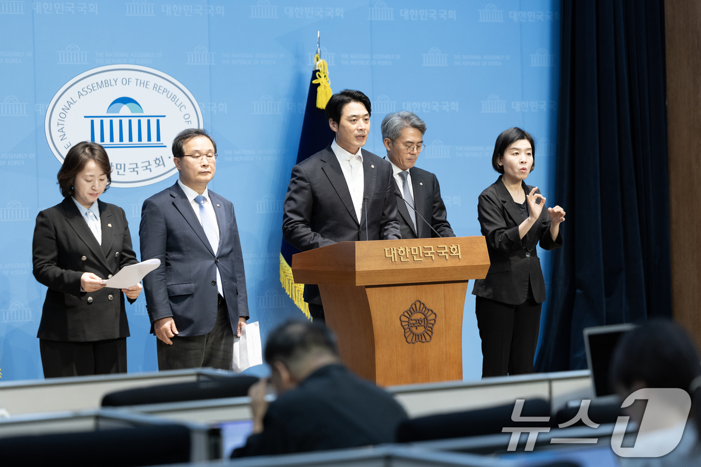 (서울=뉴스1) 이승배 기자 = 한준호 더불어민주당 정치검찰조작기소대응특별위원장이 20일 서울 여의도 국회에서 대장동 사건 기소 관련 기자회견을 하고 있다. 2025.10.20/뉴 …