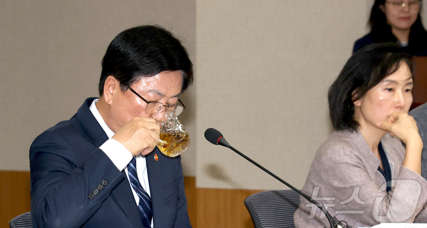 (세종=뉴스1) 김기남 기자 = 최교진 교육부 장관이 20일 세종시 정부세종청사 교육부에서 열린 출입기자단 간담회에서 물을 마시고 있다. 2025.10.20/뉴스1