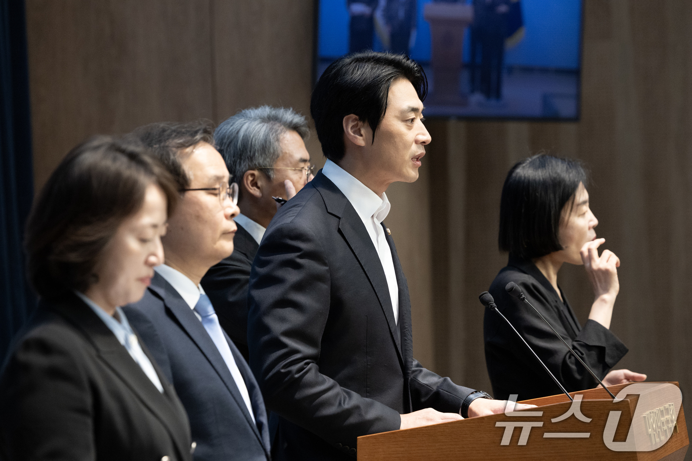 (서울=뉴스1) 이승배 기자 = 한준호 더불어민주당 정치검찰조작기소대응특별위원장이 20일 서울 여의도 국회에서 대장동 사건 기소 관련 기자회견을 하고 있다. 2025.10.20/뉴 …