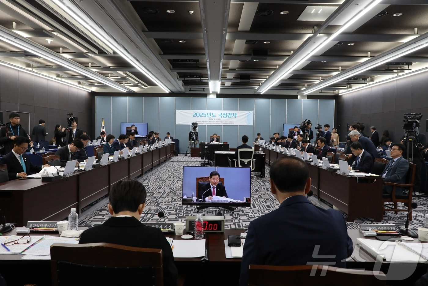 (정선=뉴스1) 신관호 기자 = 국회 산업통상자원중소벤처기업위원회(산자위)가 20일 강원 정선 강원랜드 하이원그랜드호텔에서 열린 강원랜드 등 10개 기관에 대한 국정감사를 진행하고 …