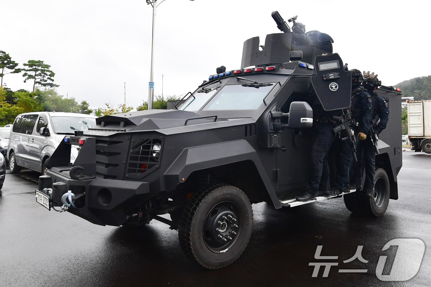 본문 이미지 - 경북경찰청 특공대가 20일 오후 APEC 2025 정상회의 정상회의장이 마련된 경북 경주 화백컨벤션센터에서 장갑차를 이용 대테러 훈련을 하고 있다.2025.10.20/뉴스1 ⓒ News1 최창호 기자