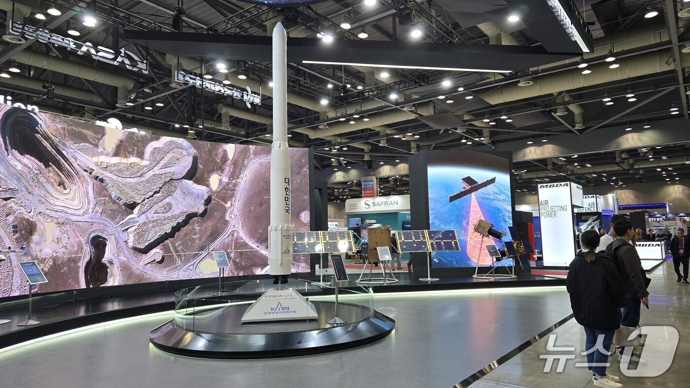 본문 이미지 - ADEX2025 우주항공청 전시관 입구에 누리호 모형이 전시돼 있다./뉴스1 ⓒ News1 윤주영 기자