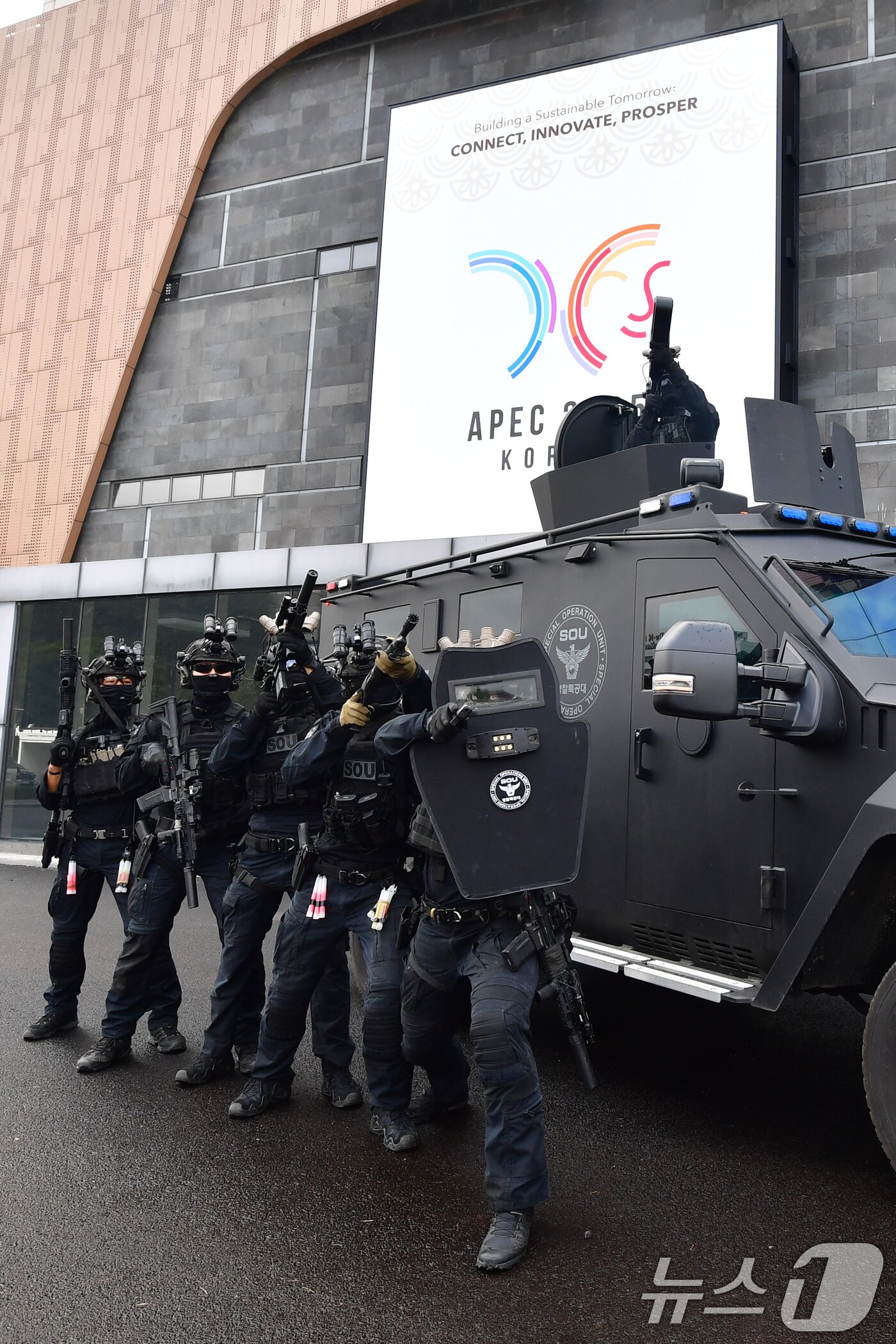 본문 이미지 - 경북경찰청 특공대가 20일 오후 APEC 2025 정상회의 정상회의장이 마련된 경북 경주 화백컨벤션센터에서 대테러 훈련을 하고 있다. 2025.10.20/뉴스1 ⓒ News1 최창호 기자
