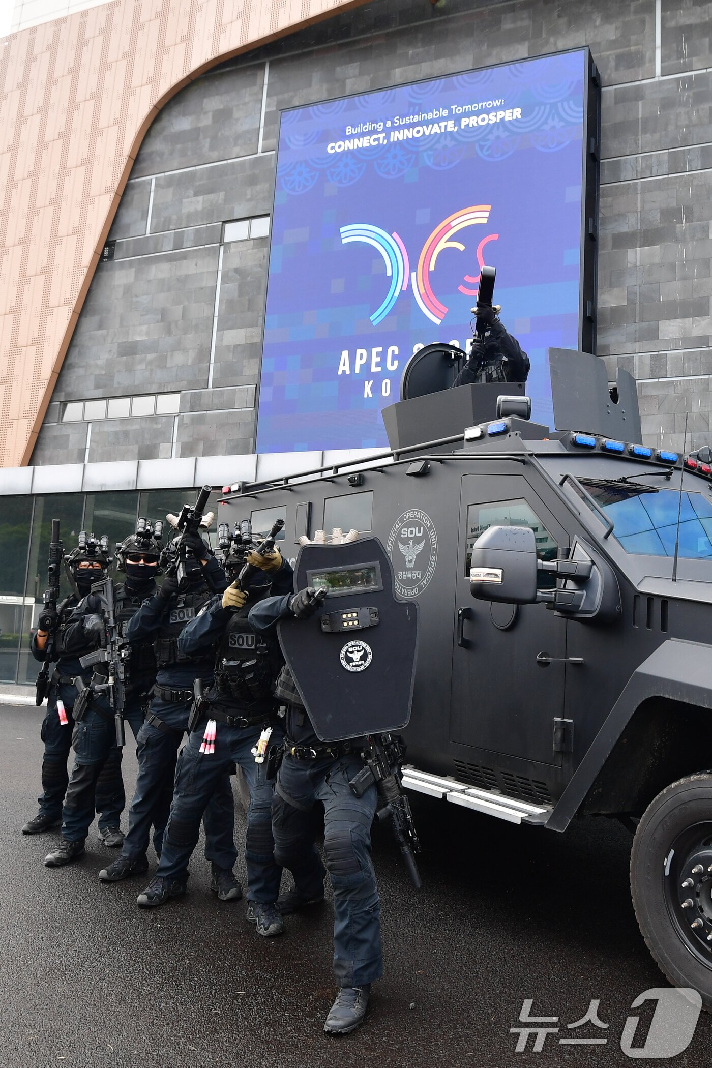 본문 이미지 - 경북경찰청 특공대가 20일 오후 APEC 2025 정상회의 정상회의장이 마련된 경북 경주 화백컨벤션센터에서 실시된 대테러훈련에서 주변 경계를 강화하고 있다. 2025.10.20/뉴스1 ⓒ News1 최창호 기자