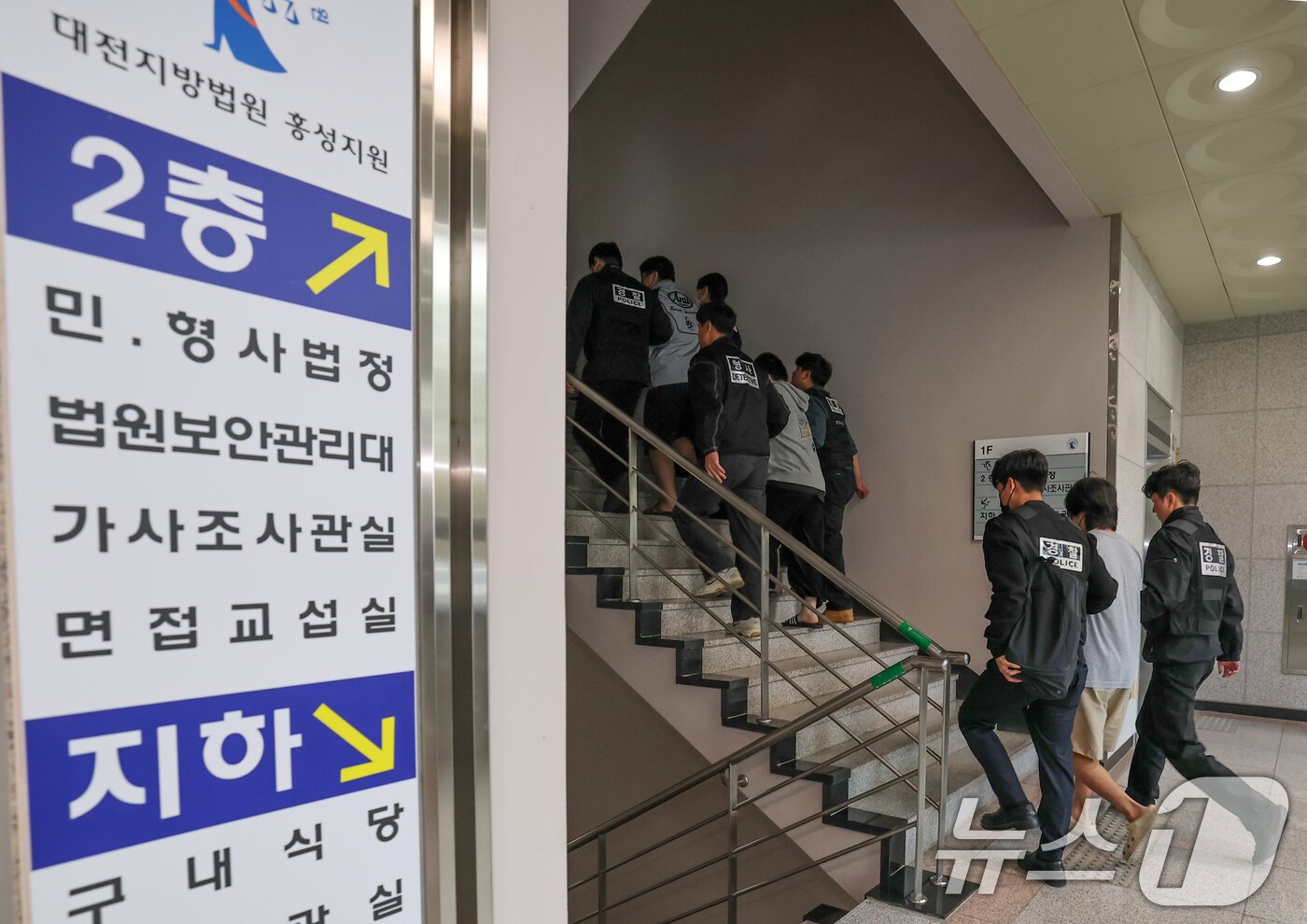 본문 이미지 - 캄보디아 송환 피의자들이 20일 충남 홍성 대전지법 홍성지원에서 구속 전 피의자심문(영장실질심사)을 받기 위해 법정에 들어서고 있다. 2025.10.20/뉴스1 ⓒ News1 김기태 기자