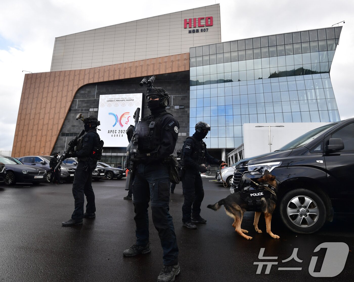 본문 이미지 - 경북경찰청 특공대가 20일 오후 APEC 2025 정상회의 정상회의장이 마련된 경북 경주 화백컨벤션센터에서 대테러 훈련을 하고 있다. 2025.10.20/뉴스1 ⓒ News1 최창호 기자