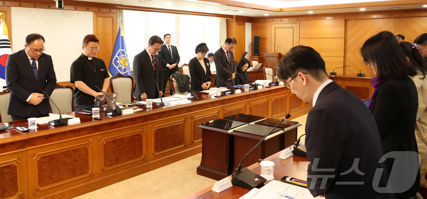(서울=뉴스1) 임세영 기자 = 김민석 국무총리과 참석자들이 20일 오후 서울 종로구 정부서울청사에서 열린 제2차 이태원 참사 추모 위원회에 묵념을 하고 있다. (공동취재) 202 …