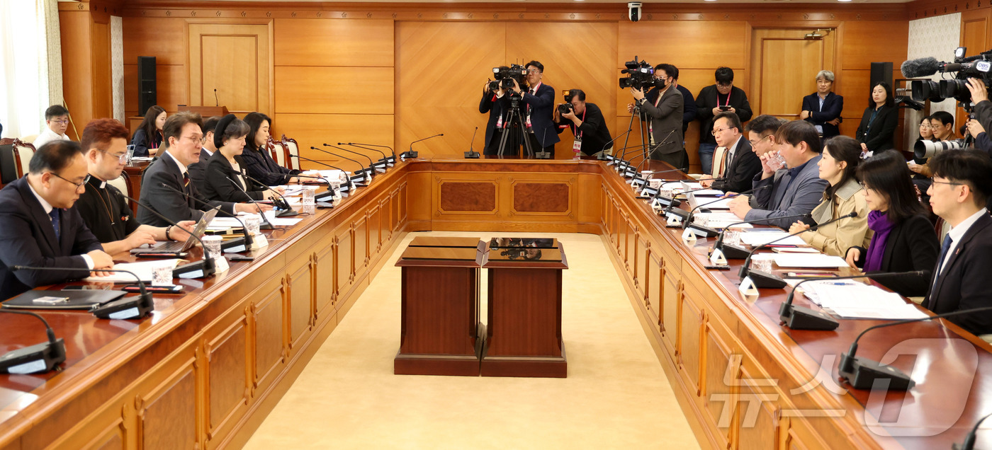 (서울=뉴스1) 임세영 기자 = 김민석 국무총리가 20일 오후 서울 종로구 정부서울청사에서 열린 제2차 이태원 참사 추모 위원회에서 발언하고 있다. (공동취재) 2025.10.20 …