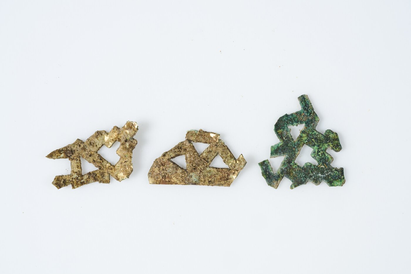 본문 이미지 - 목곽묘에서 출토된 금동관 세부 모습(국가유산청 제공)