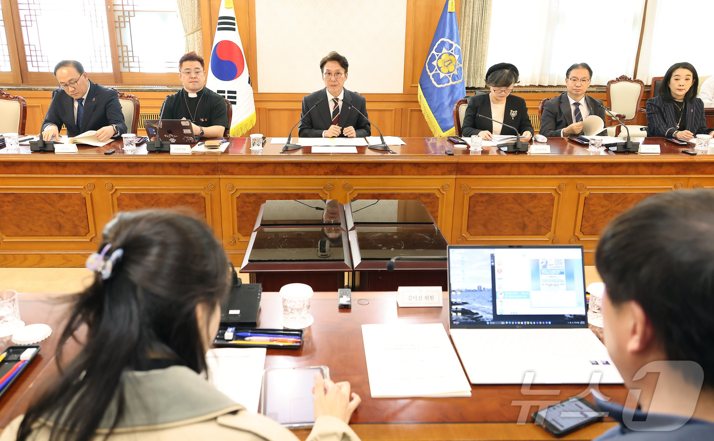 (서울=뉴스1) 임세영 기자 = 김민석 국무총리가 20일 오후 서울 종로구 정부서울청사에서 열린 제2차 이태원 참사 추모 위원회에서 발언하고 있다. (공동취재) 2025.10.20 …