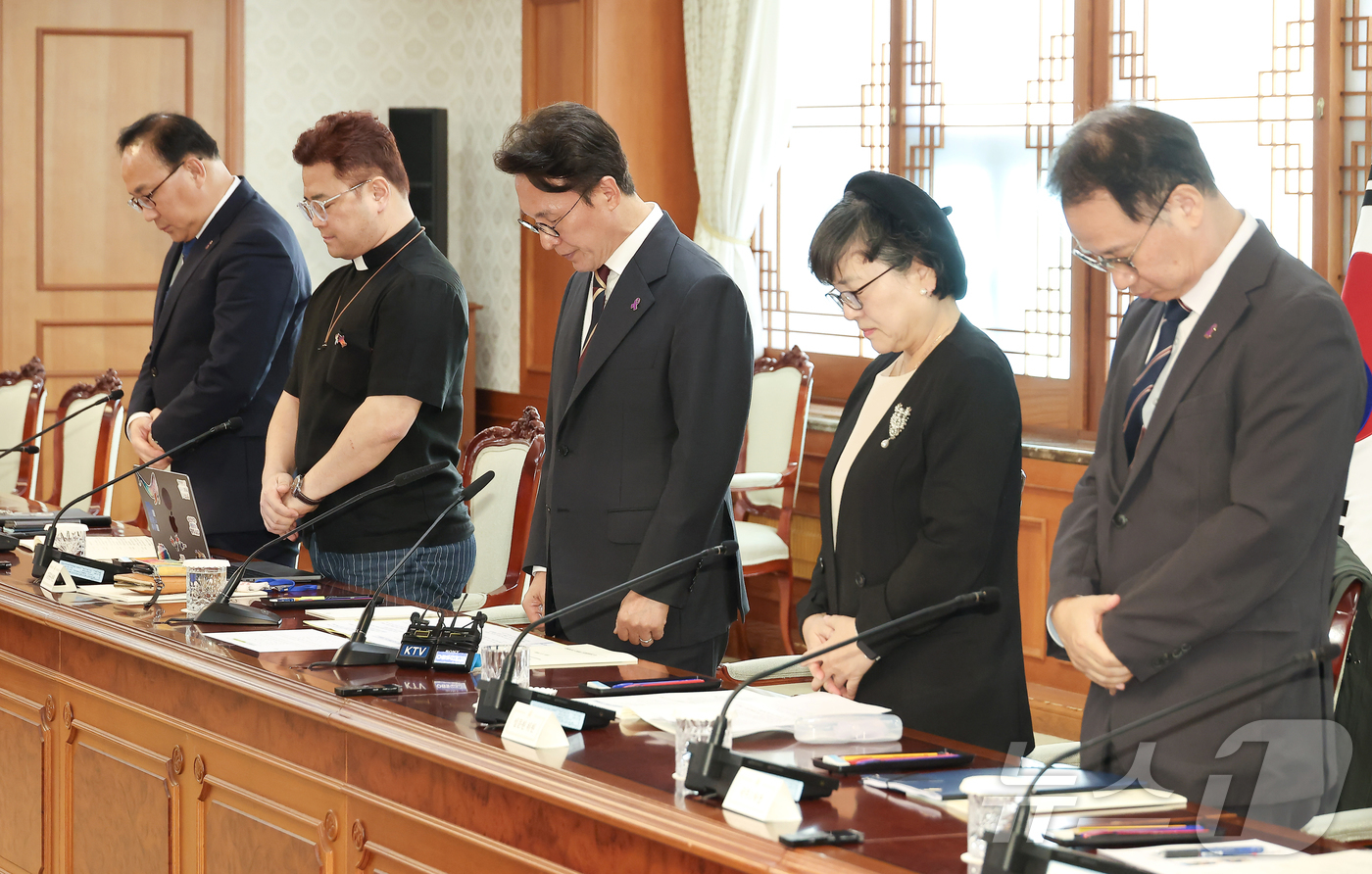 (서울=뉴스1) 임세영 기자 = 김민석 국무총리가 20일 오후 서울 종로구 정부서울청사에서 열린 제2차 이태원 참사 추모 위원회에 앞서 묵념을 하고 있다. (공동취재) 2025.1 …