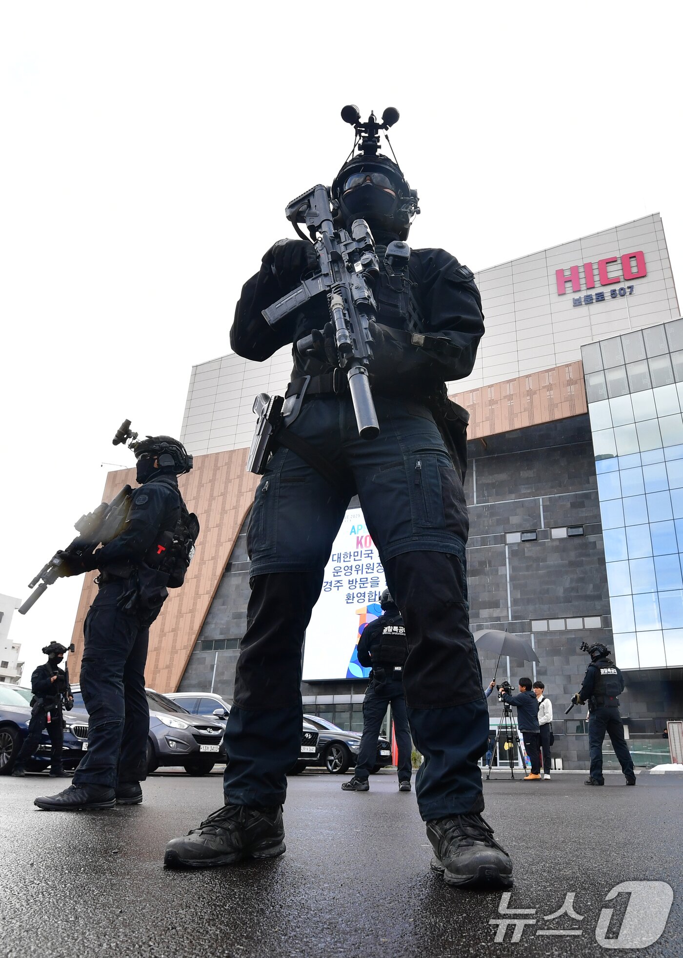 본문 이미지 - 20일 오후 APEC 2025 정상회의 정상회의장이 마련된 경북 경주 화백컨벤션센터에서 실시된 대테러 훈련에서 경북경찰청 특공대원들이 주변 경계를 강화하고 있다. 2025.10.20/뉴스1 ⓒ News1 최창호 기자