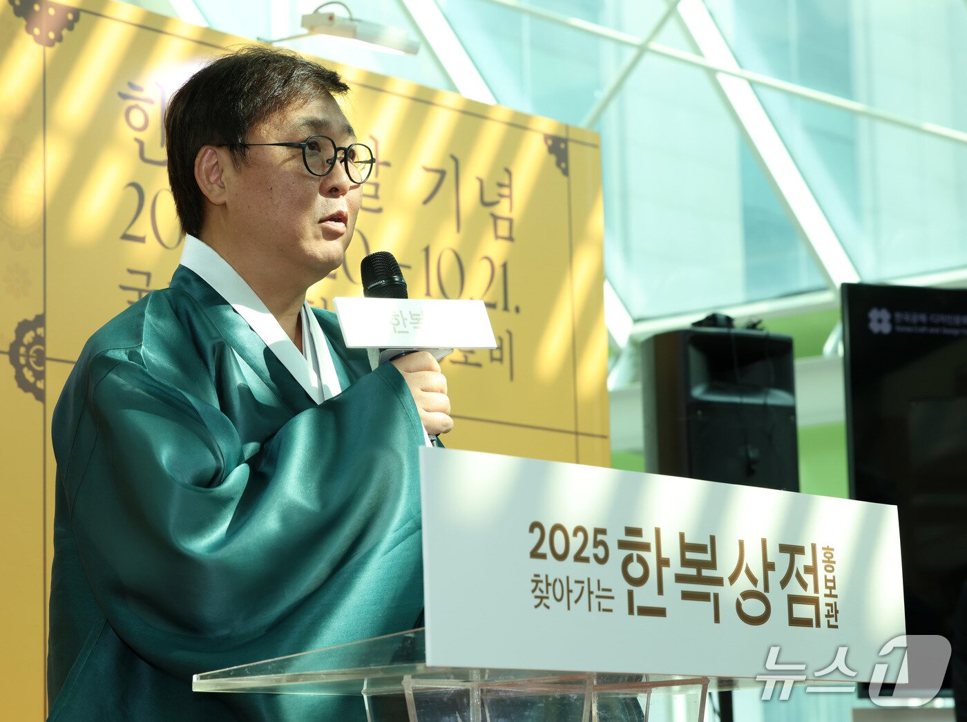 본문 이미지 - 최휘영 문화체육관광부 장관이 20일 서울 영등포구 국회 의원회관에서 열린 한복문화주간 ‘찾아가는 한복상점, 국회 홍보관’ 개막식에서 축사를 하고 있다.