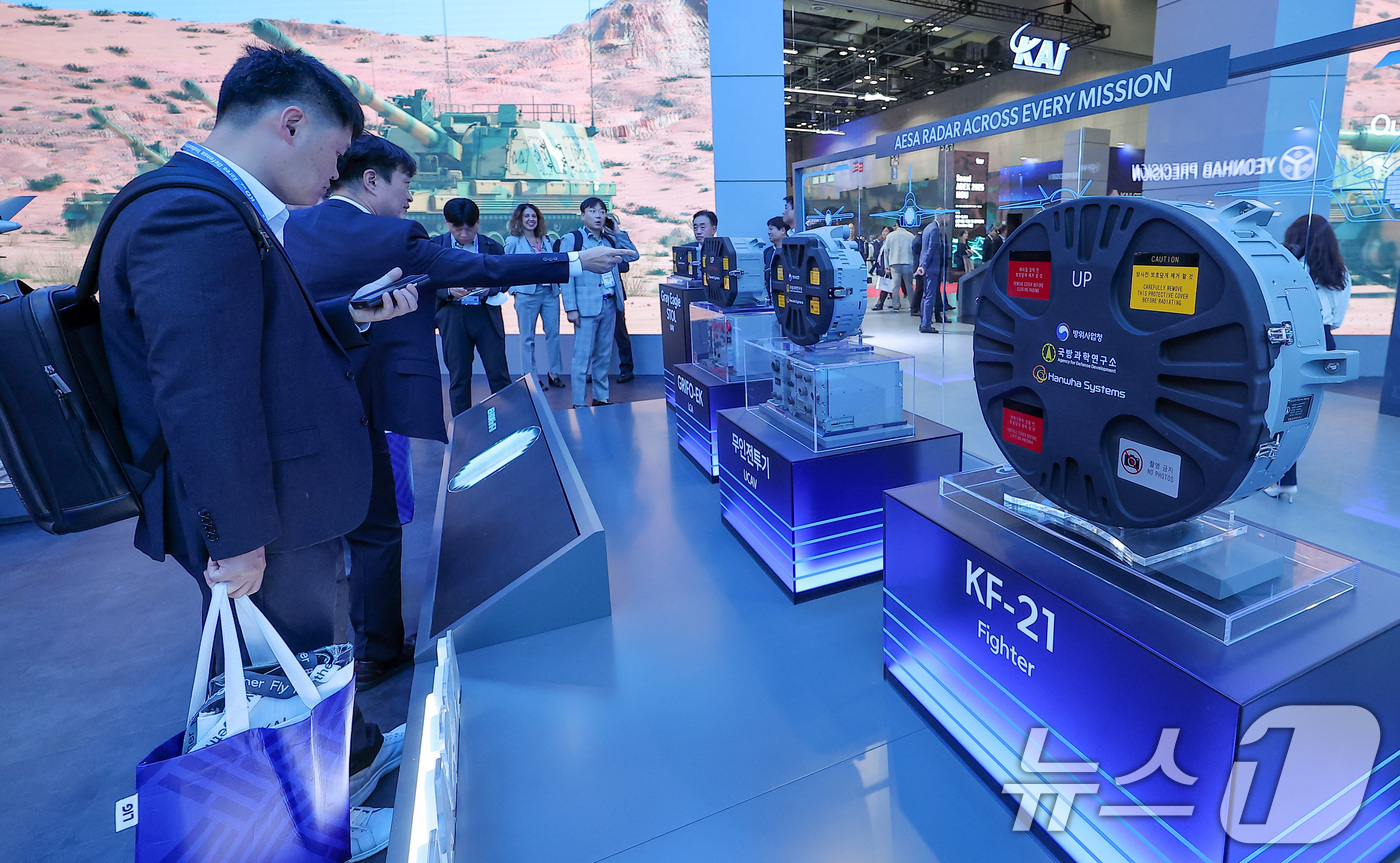 (고양=뉴스1) 김성진 기자 = 20일 경기 고양시 킨텍스에서 열린 서울국제항공우주 및 방위산업 전시회 'ADEX 2025'에서 한화 부스를 찾은 관람객들이 한화시스템 AESA 레 …