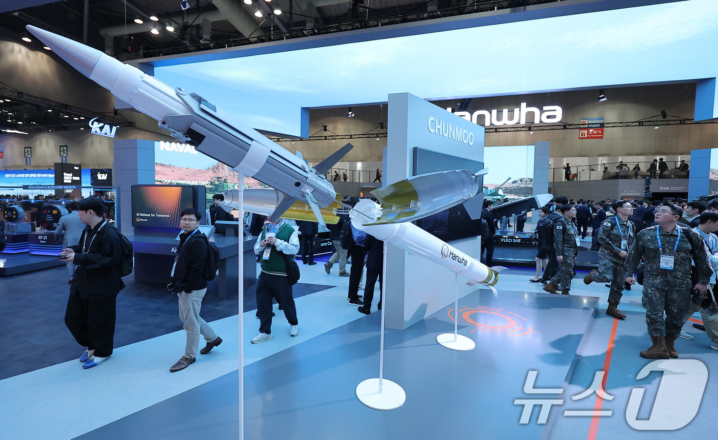 (고양=뉴스1) 김성진 기자 = 20일 경기 고양시 킨텍스에서 열린 서울국제항공우주 및 방위산업 전시회 'ADEX 2025'에서 한화부스를 찾은 관람객들이 배회형 정밀유도무기 L- …
