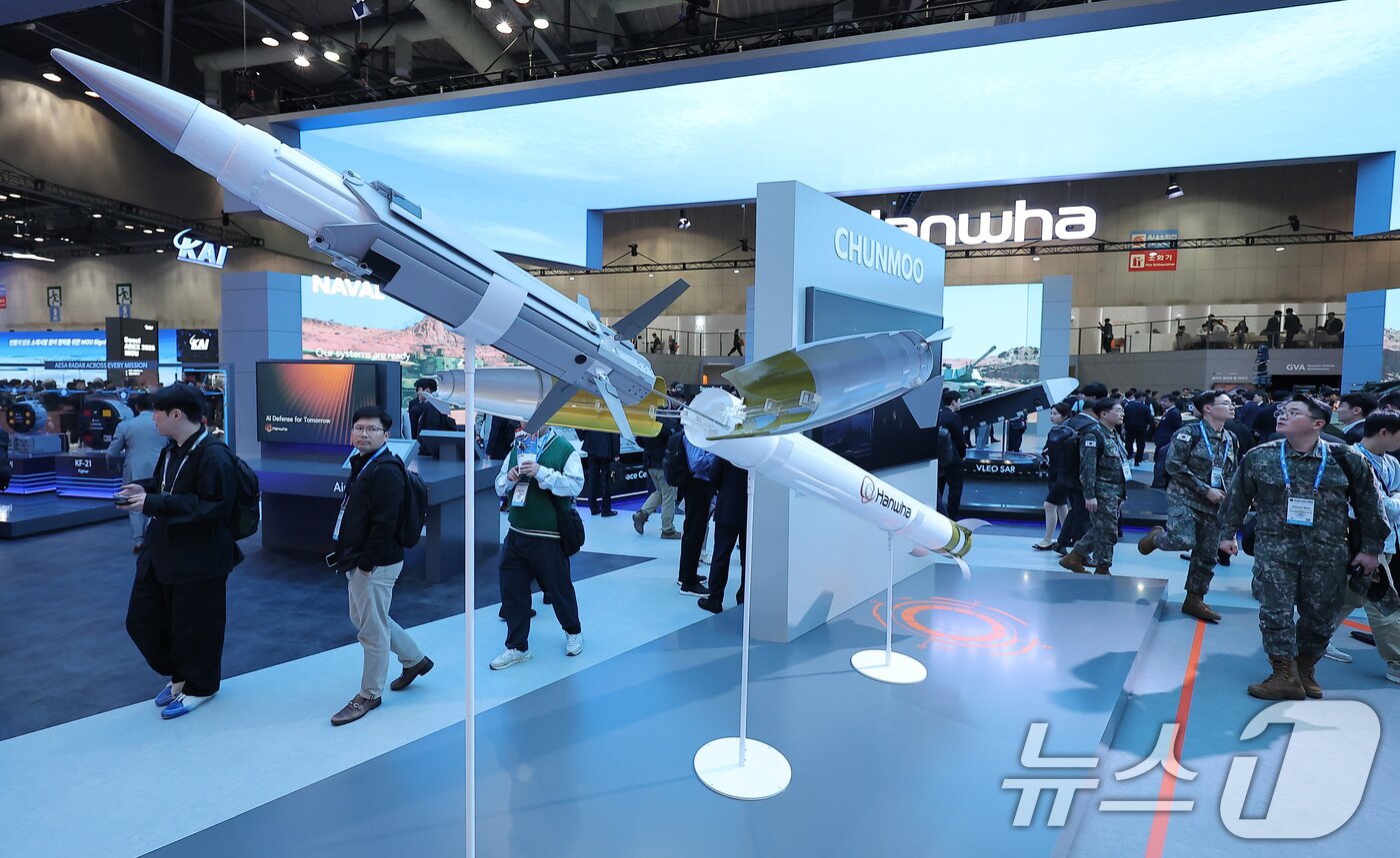 본문 이미지 - 20일 경기 고양시 킨텍스에서 열린 서울국제항공우주 및 방위산업 전시회 &#39;ADEX 2025&#39;에서 한화부스를 찾은 관람객들이 배회형 정밀유도무기 L-PGW를 살펴보고 있다.  2025.10.20/뉴스1 ⓒ News1 김성진 기자