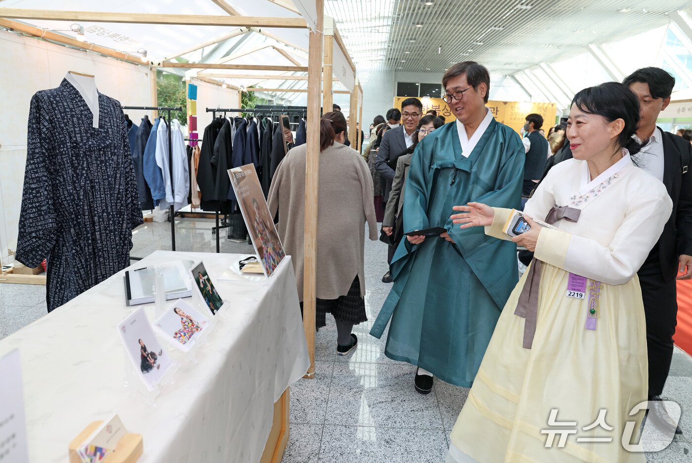 본문 이미지 - 최휘영 문화체육관광부 장관이 20일 서울 영등포구 국회 의원회관에서 열린 한복문화주간 ‘찾아가는 한복상점, 국회 홍보관’ 개막식을 마치고 홍보관을 둘러보고 있다.