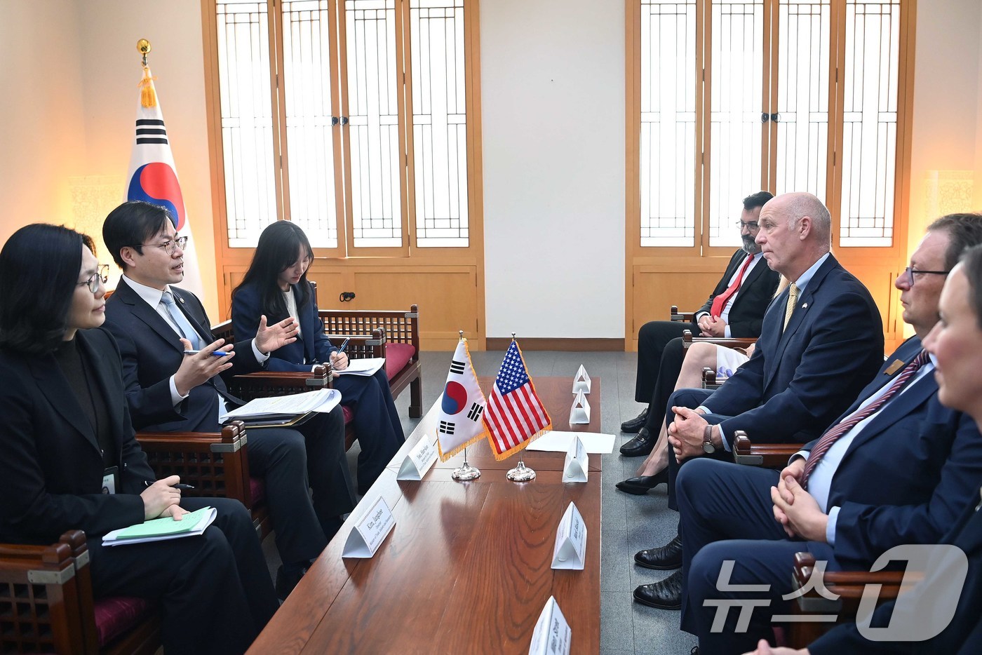 (서울=뉴스1) = 여한구 산업통상자원부 통상교섭본부장이 20일 서울 종로구 정부서울청사 외교부 접견실에서 그렉 지안포르테 미국 몬태나주 주지사를 비롯한 경제사절단과 면담을 나누고 …