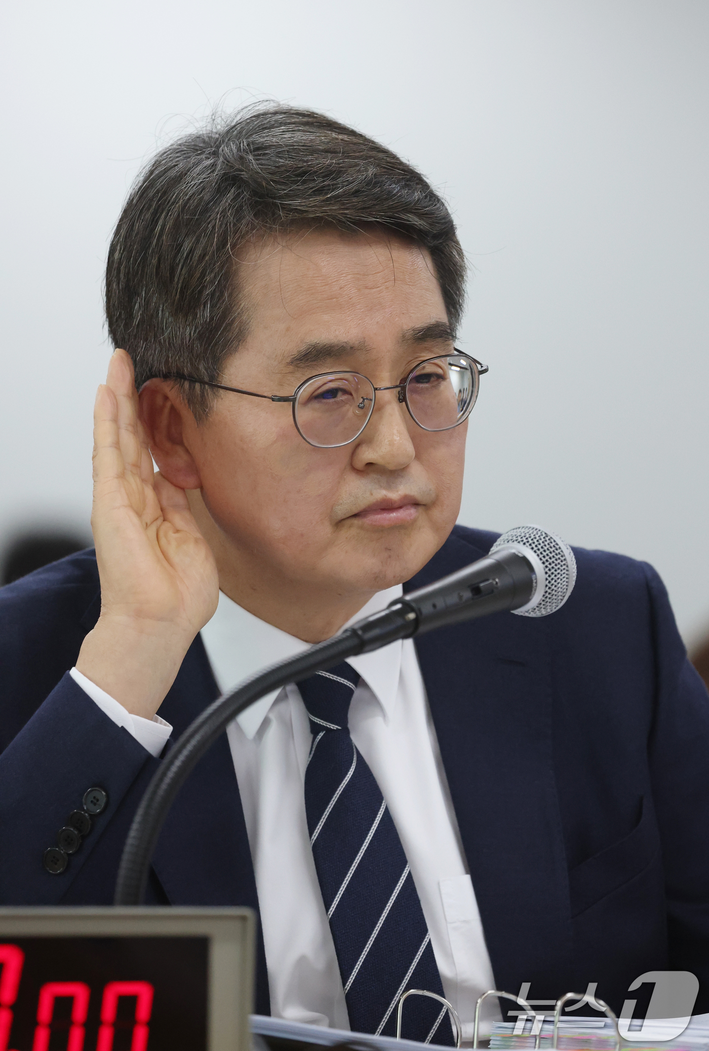 (수원=뉴스1) 김영운 기자 = 김동연 경기도지사가 20일 경기 수원시 영통구 경기도청에서 열린 국회 국토교통위원회의 경기도에 대한 국정감사에서 의원 질의를 경청하고 있다. 202 …