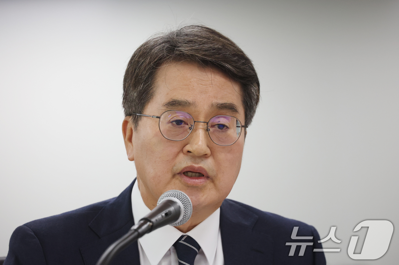 (수원=뉴스1) 김영운 기자 = 김동연 경기도지사가 20일 경기 수원시 영통구 경기도청에서 열린 국회 국토교통위원회의 경기도에 대한 국정감사에서 의원 질의에 답하고 있다. 2025 …