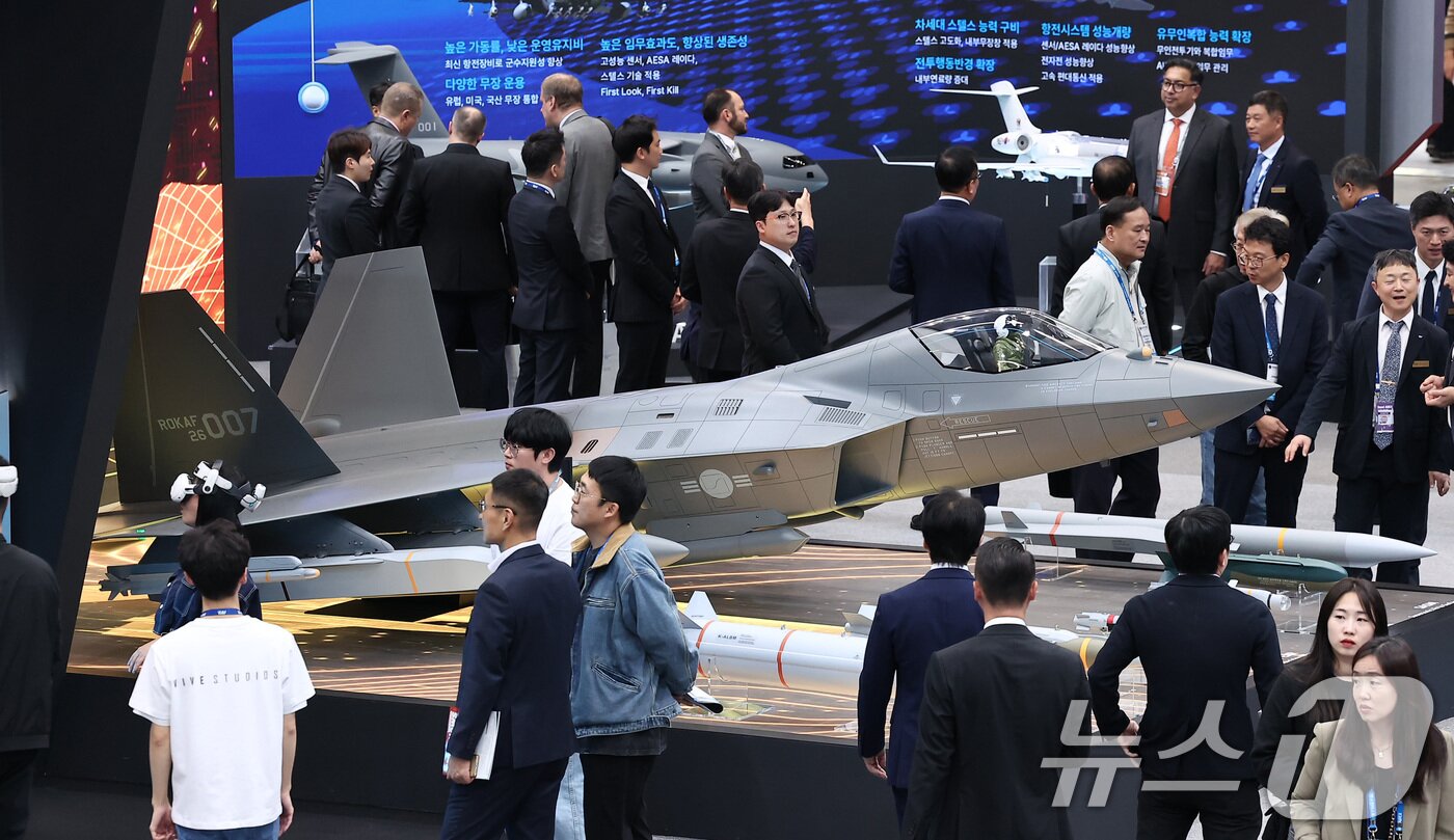본문 이미지 - 지난 10월 경기 고양시 킨텍스에서 열린 서울국제항공우주 및 방위산업 전시회 &#39;ADEX 2025&#39;에서 KAI 부스를 찾은 관람객들이 KF-21을 살펴보고 있다.2025.10.20/뉴스1 ⓒ News1 김성진 기자