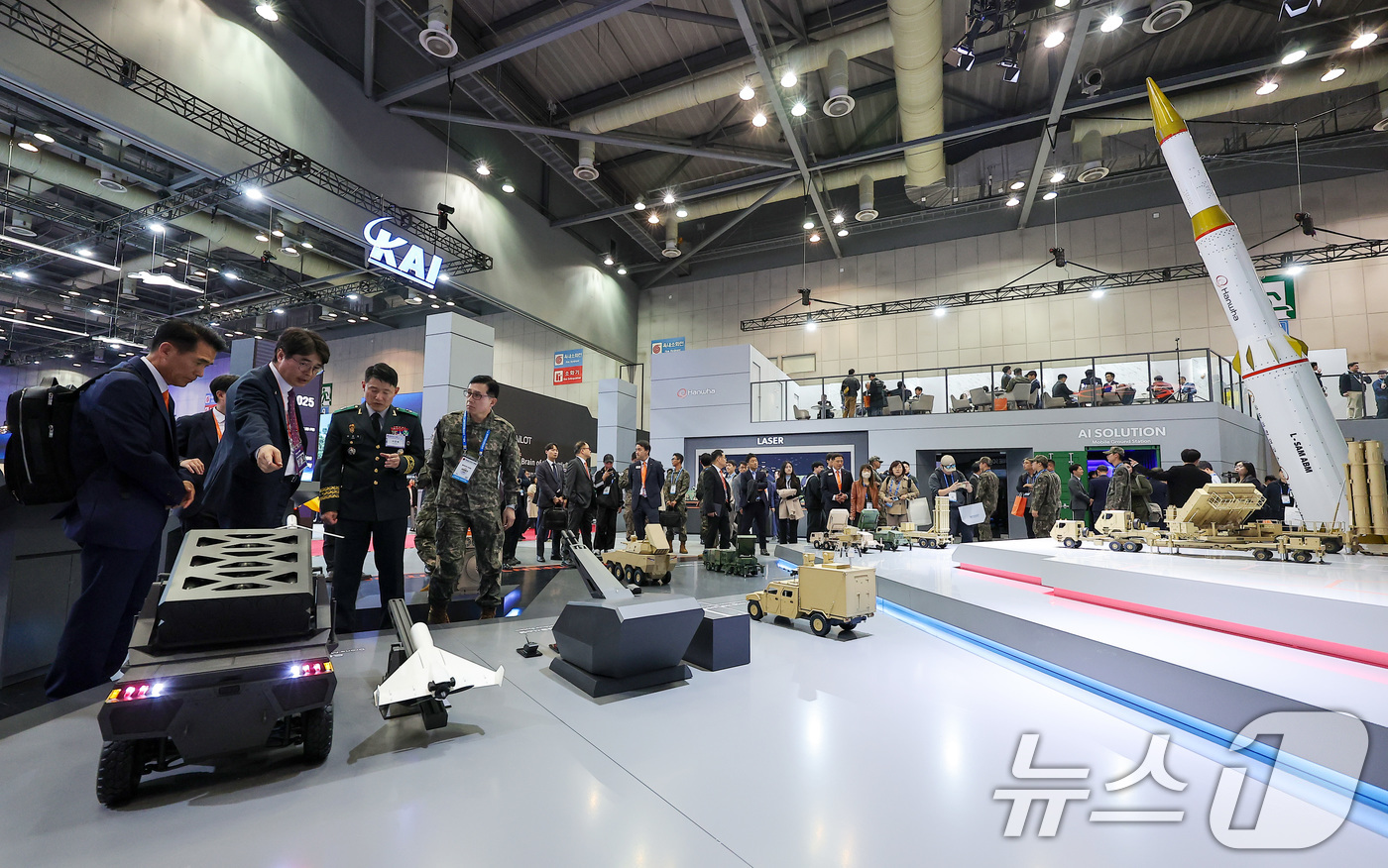 (고양=뉴스1) 김성진 기자 = 20일 경기 고양시 킨텍스에서 열린 서울국제항공우주 및 방위산업 전시회 'ADEX 2025'에서 한화 부스를 찾은 관람객들이 전시장을 둘러보고 있다 …