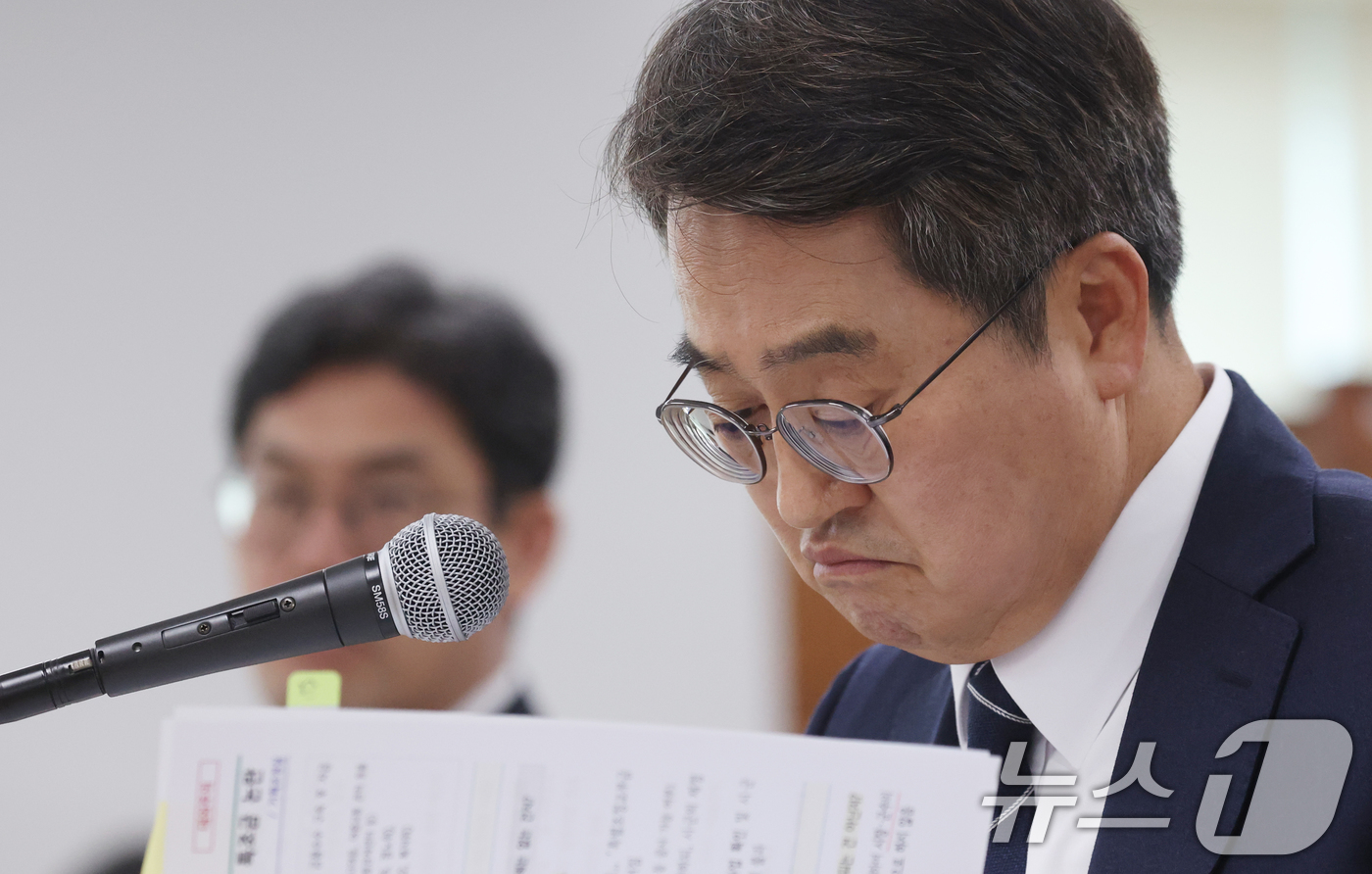 (수원=뉴스1) 김영운 기자 = 김동연 경기도지사가 20일 경기 수원시 영통구 경기도청에서 열린 국회 국토교통위원회의 경기도에 대한 국정감사에서 의원 질의를 경청하고 있다. 202 …