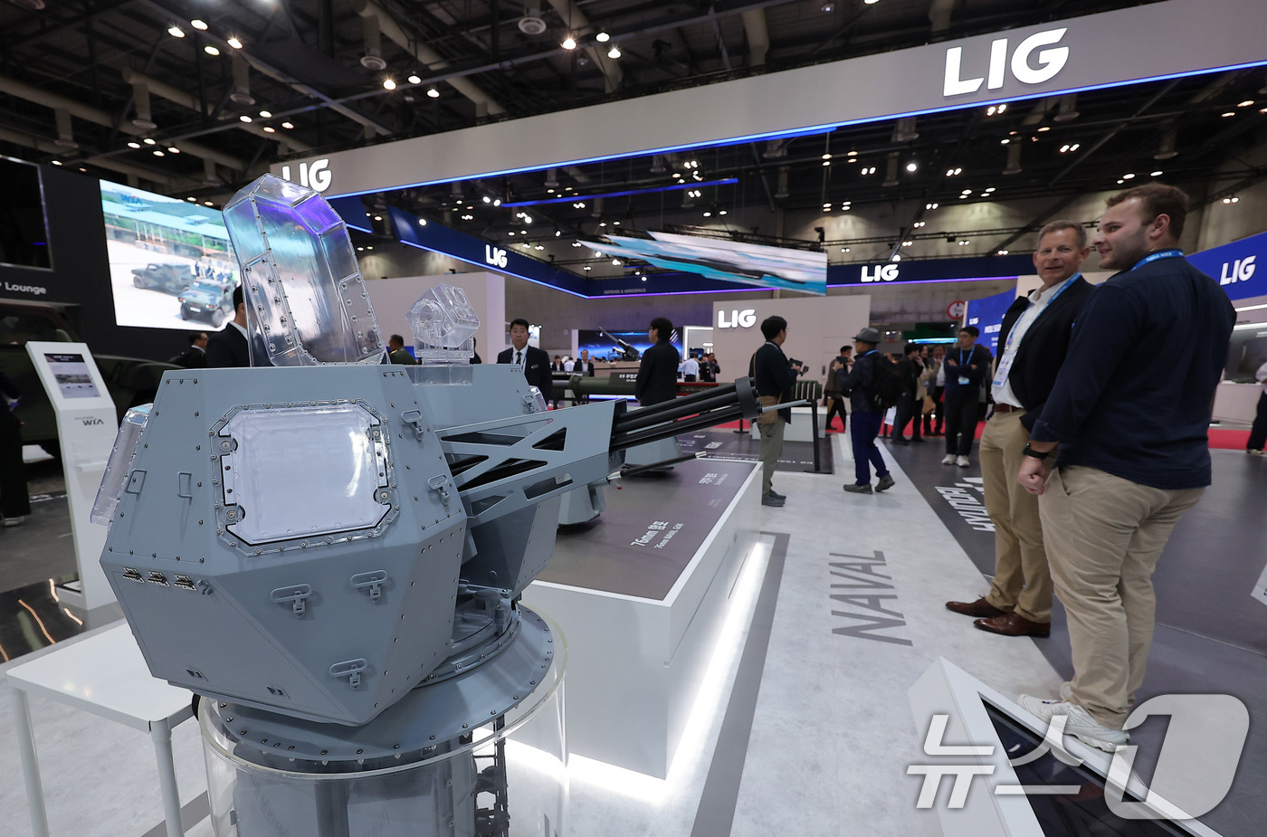 (고양=뉴스1) 김성진 기자 = 20일 경기 고양시 킨텍스에서 열린 서울국제항공우주 및 방위산업 전시회 'ADEX 2025'에서 현대위아 부스를 찾은 관람객들이 해상용 근접방어 무 …