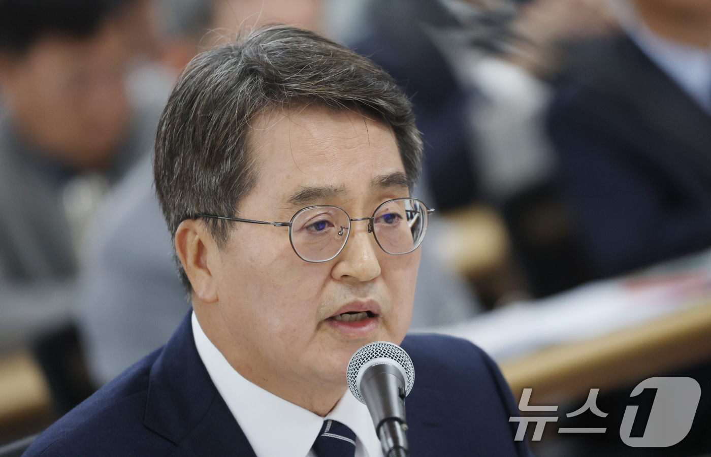 (수원=뉴스1) 김영운 기자 = 김동연 경기도지사가 20일 경기 수원시 영통구 경기도청에서 열린 국회 국토교통위원회의 경기도에 대한 국정감사에서 의원 질의에 답하고 있다. 2025 …