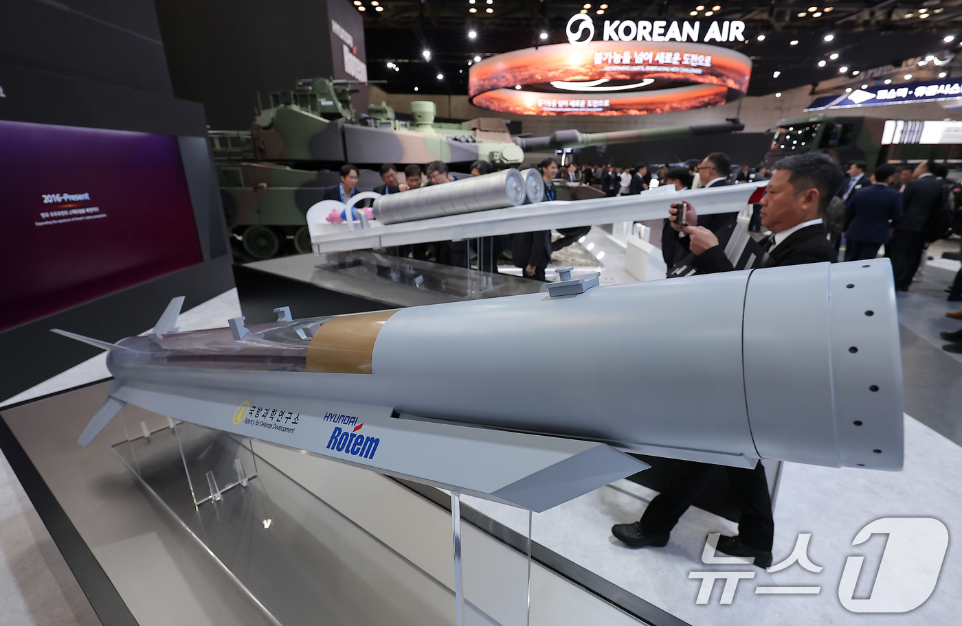 (고양=뉴스1) 김성진 기자 = 20일 경기 고양시 킨텍스에서 열린 서울국제항공우주 및 방위산업 전시회 'ADEX 2025'에서 현대로템 부스를 찾은 관람객들이 덕티드 램제트 엔진 …