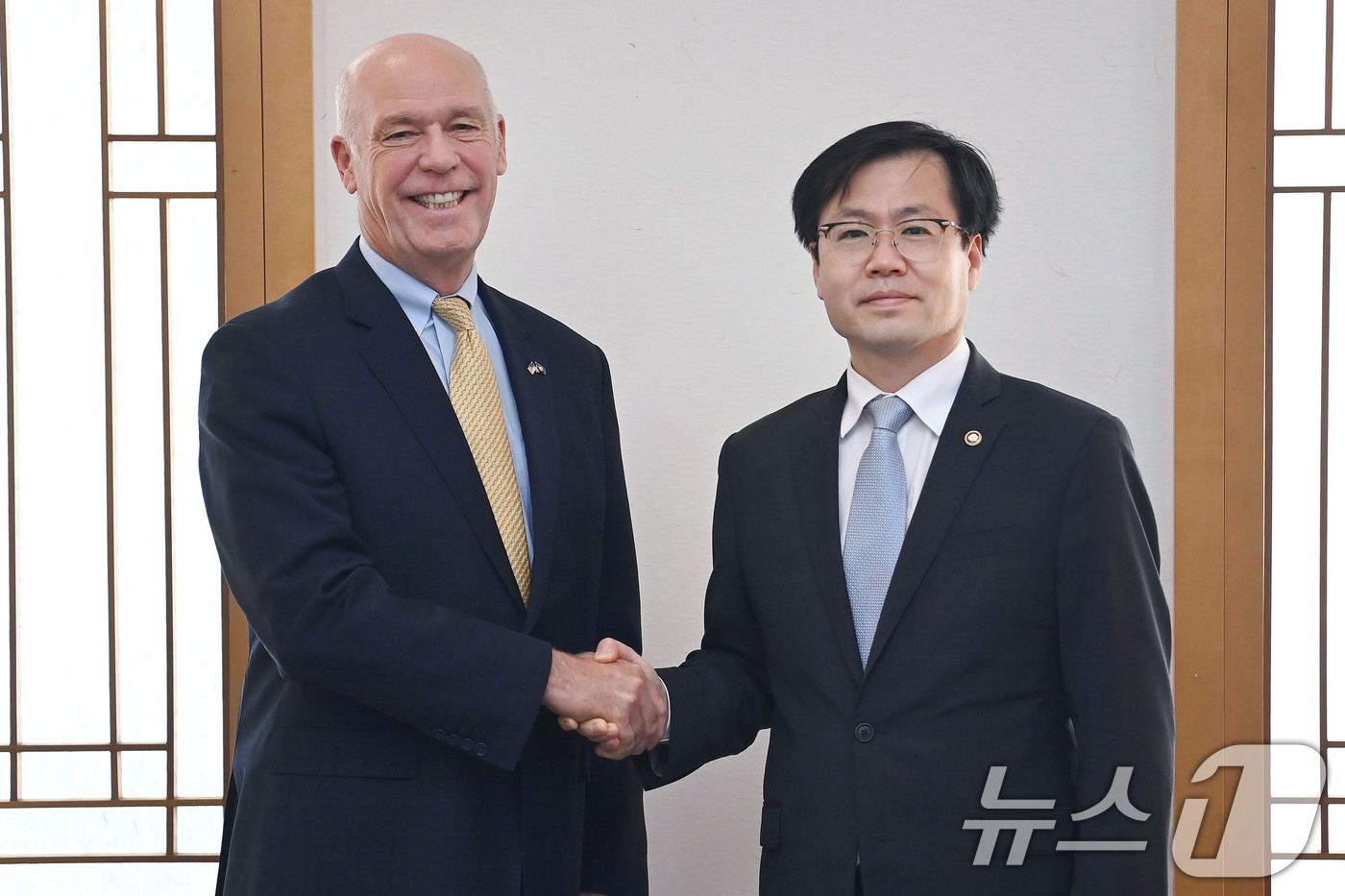 (서울=뉴스1) = 여한구 산업통상자원부 통상교섭본부장이 20일 서울 종로구 정부서울청사 외교부 접견실에서 그렉 지안포르테 미국 몬태나주 주지사와 악수를 나누고 있다. (산업통상자 …