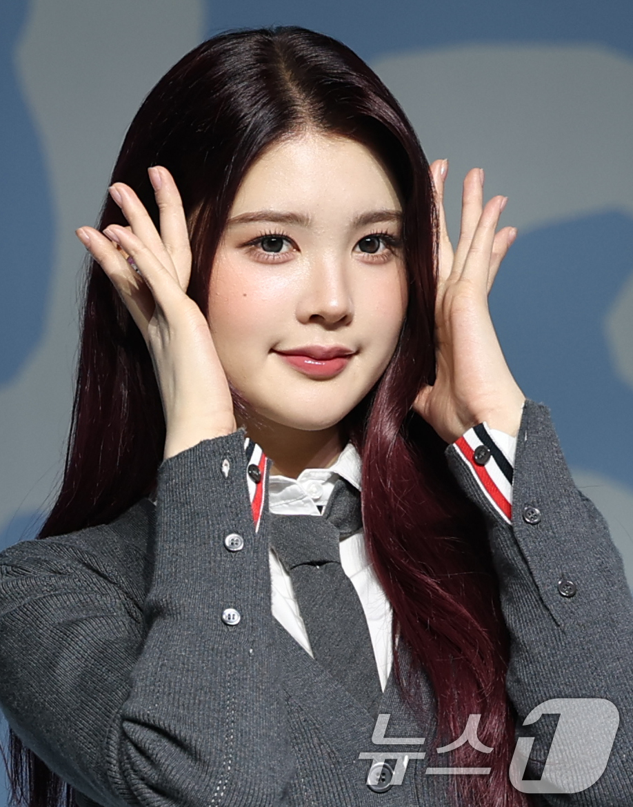 (서울=뉴스1) 권현진 기자 = 하츠투하츠(Hearts2Hearts) 에이나가 20일 서울 용산구 블루스퀘어에서 가진 첫 미니앨범 ‘FOCUS’(포커스)를 발매 쇼케이스에서 포즈를 …