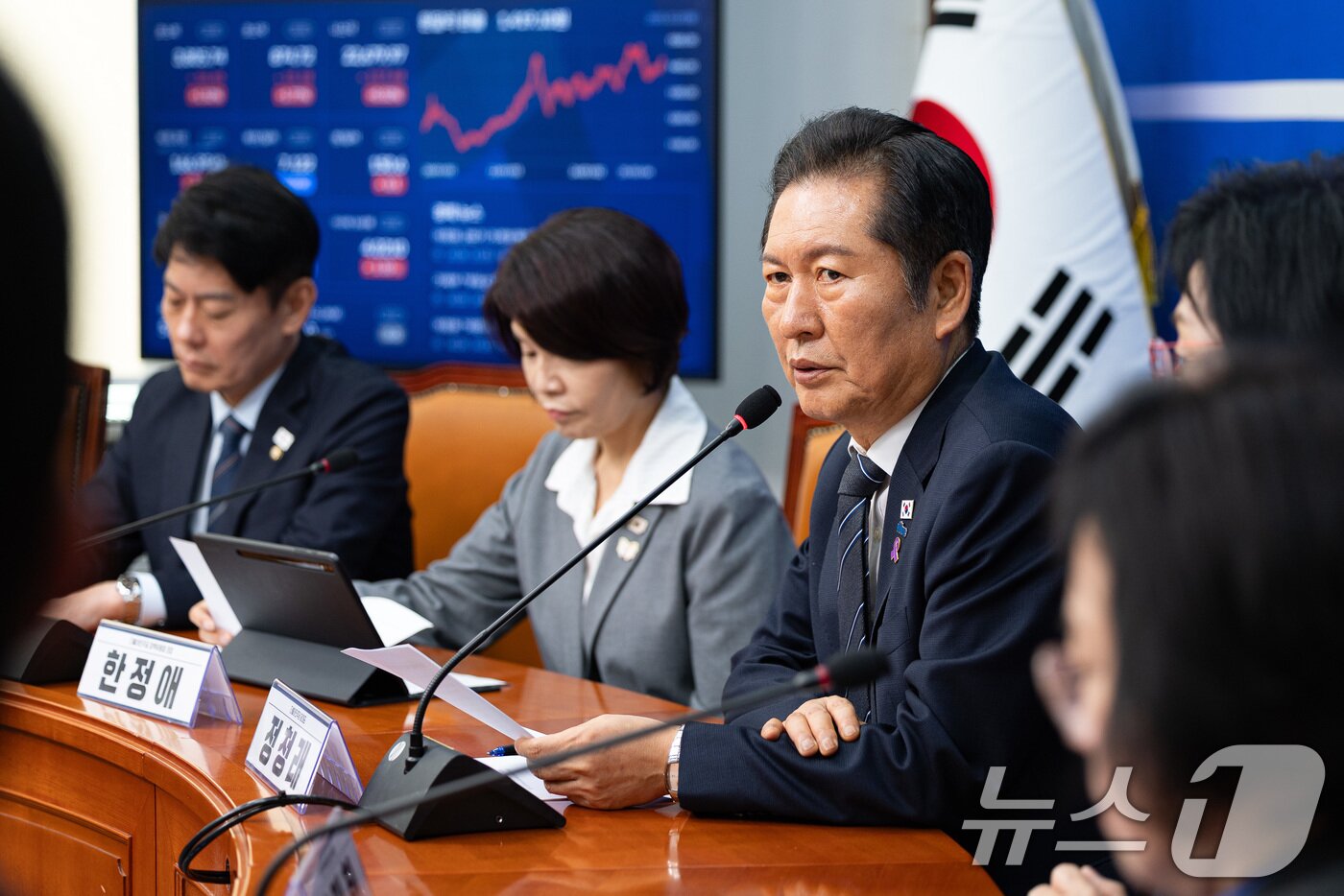 본문 이미지 - 정청래 더불어민주당 대표가 20일 서울 여의도 국회에서 열린 언론개혁특별위원회 허위조작정보 근절안 발표 기자회견에서 모두 발언을 하고 있다. 2025.10.20/뉴스1 ⓒ News1 유승관 기자