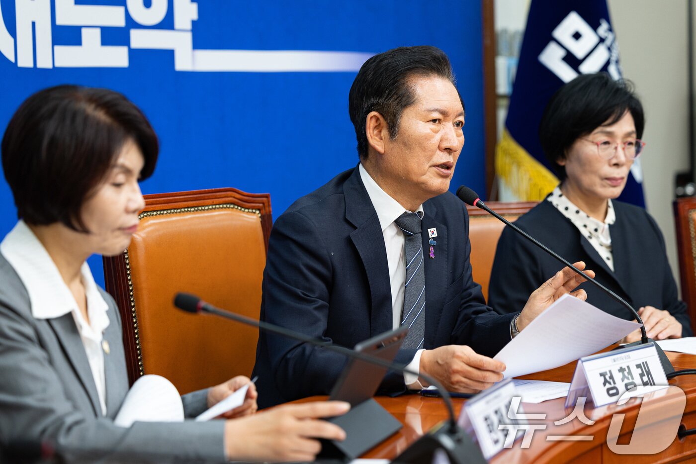 본문 이미지 - 정청래 더불어민주당 대표가 20일 서울 여의도 국회에서 열린 언론개혁특별위원회 허위조작정보 근절안 발표 기자회견에서 모두 발언을 하고 있다. 2025.10.20/뉴스1 ⓒ News1 유승관 기자