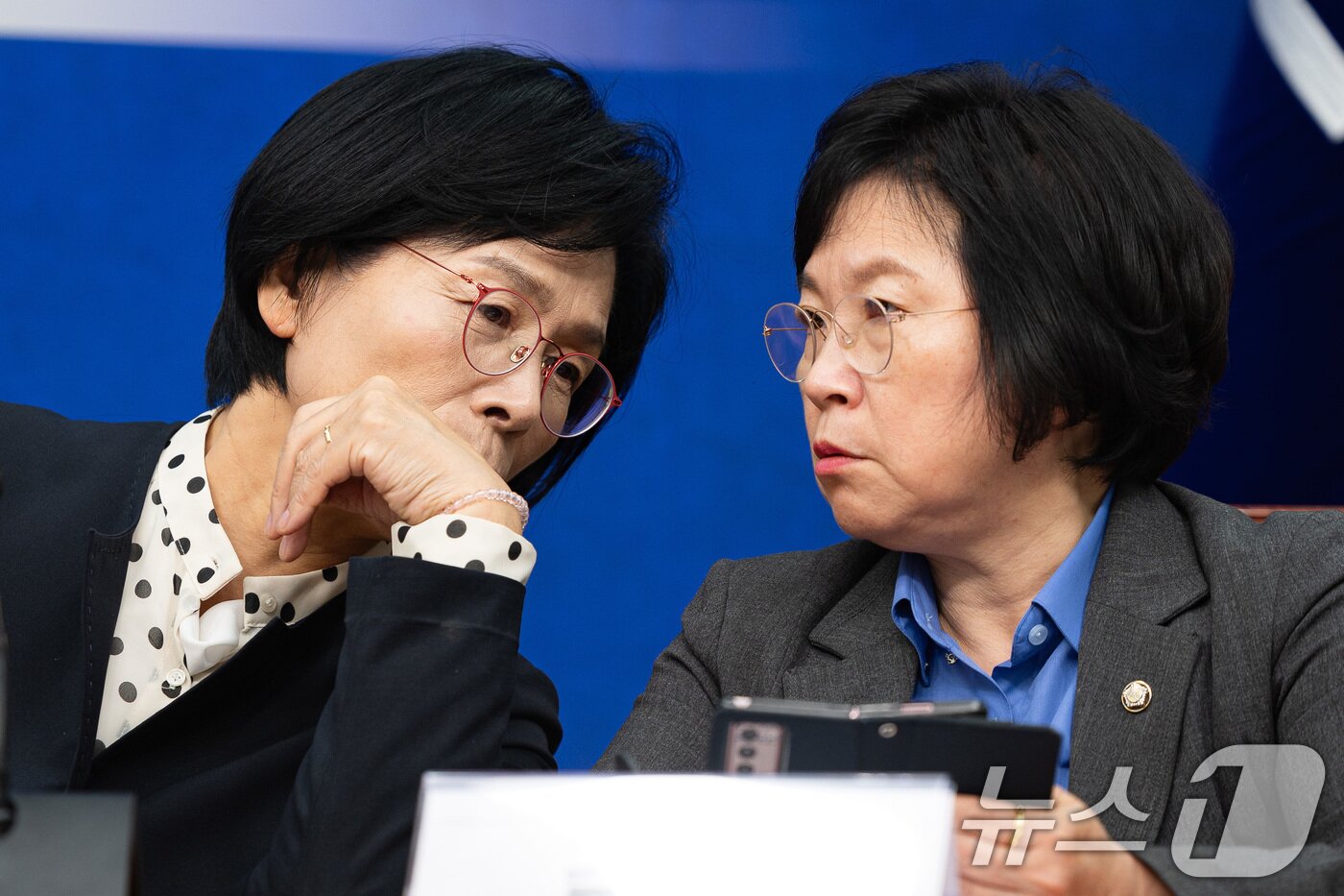 본문 이미지 - 최민희 더불어민주당 언론개혁특별위원회 위원장과 김현 부위원장이 20일 서울 여의도 국회에서 열린 언론개혁특별위원회 허위조작정보 근절안 발표 기자회견에 앞서 대화하고 있다. 2025.10.20/뉴스1 ⓒ News1 유승관 기자