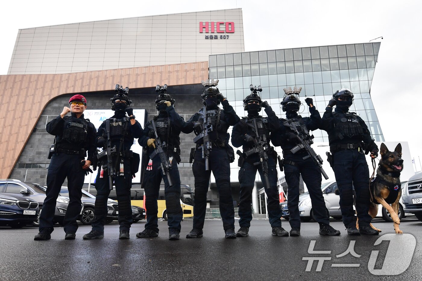 본문 이미지 - 경북경찰청 특공대가 20일 APEC 정상회의장이 마련된 경주 화백컨벤션센터에서 대테러 훈련을 마친 후 주먹을 불끈 쥐고 있다. 2025.10.20/뉴스1 ⓒ News1 최창호 기자