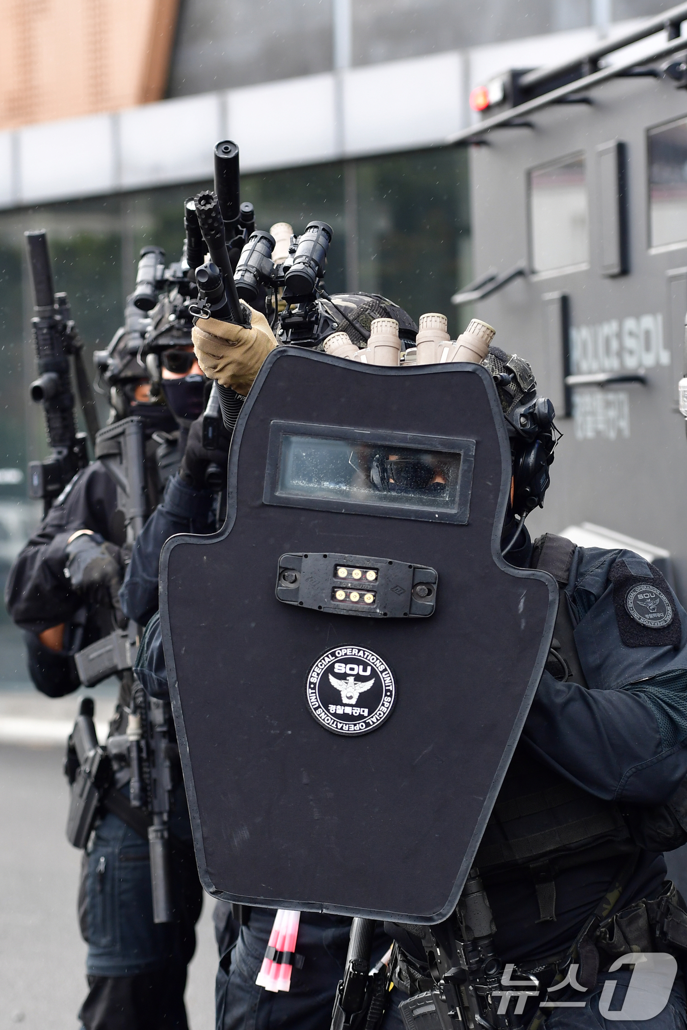 (경주=뉴스1) 최창호 기자 = 경북 경찰청특공대가 20일 오후 APEC 2025 정상회의 정상회의장이 마련된 경북 경주 화백컨벤션센터에서 대테러 훈련을 하고 있다.이날 훈련은 확 …