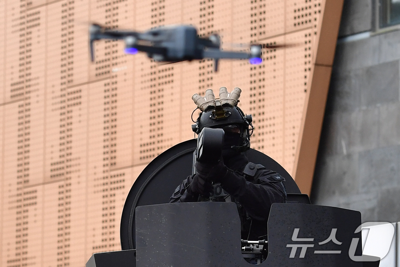 (경주=뉴스1) 최창호 기자 = 경북 경찰청특공대가 20일 오후 APEC 2025 정상회의 정상회의장이 마련된 경북 경주 화백컨벤션센터에서 대테러 훈련을 하고 있다.이날 훈련은 확 …