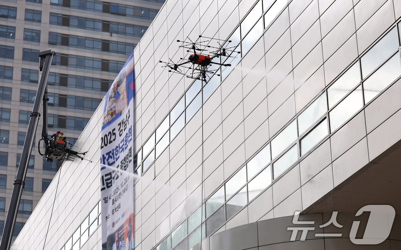 (서울=뉴스1) 구윤성 기자 = 20일 오후 서울 강남구 코엑스에서 열린 '2025 강남구 안전한국훈련'에서 소방드론이 화재를 진압하고 있다. 2025.10.20/뉴스1