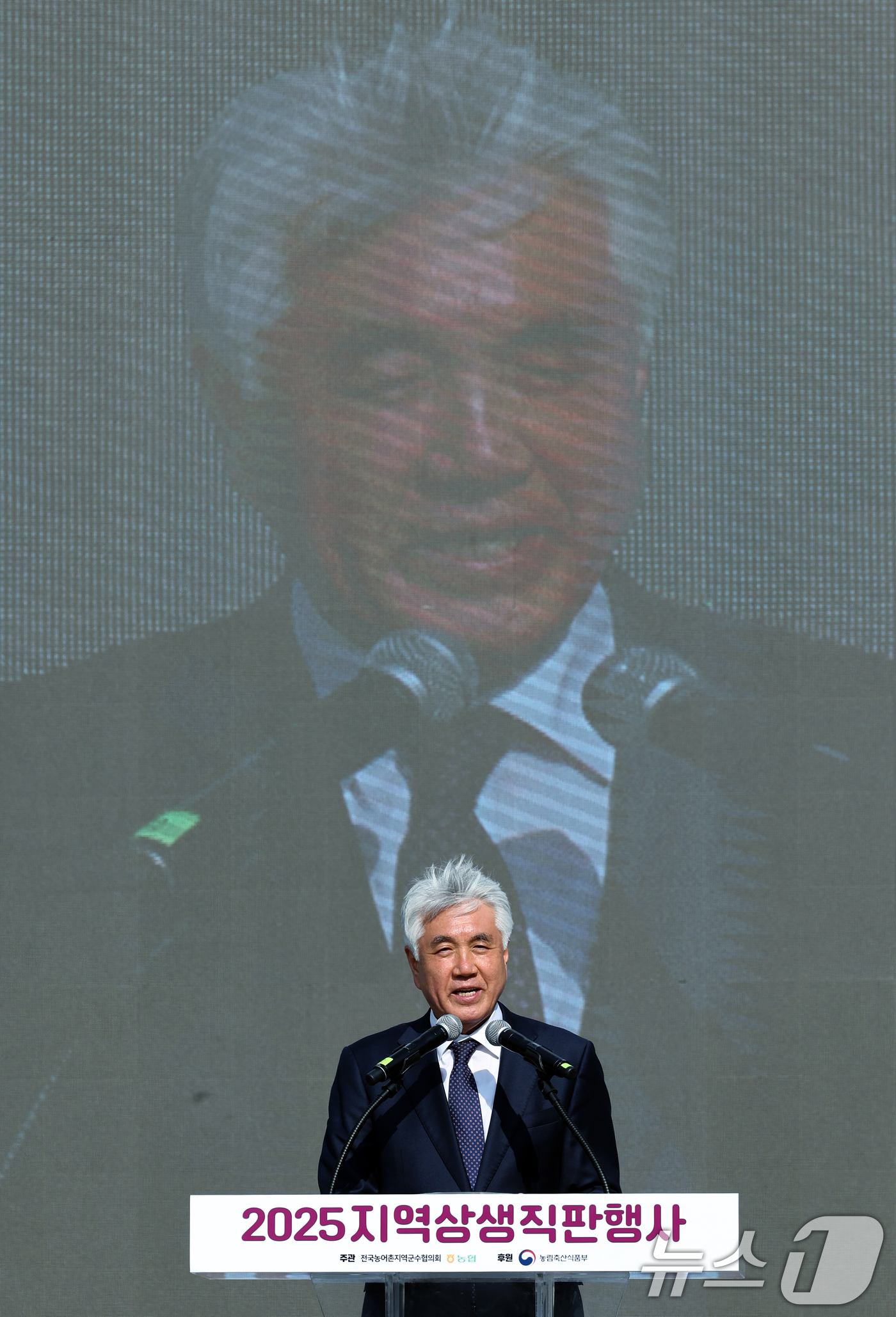 (서울=뉴스1) 박정호 기자 = 최승준 전국농어촌지역군수협의회 회장(정선군수)이 20일 오후 서울 중구 서울광장에서 전국농어촌지역군수협의회와 NH농협중앙회가 함께한 2025 지역상 …